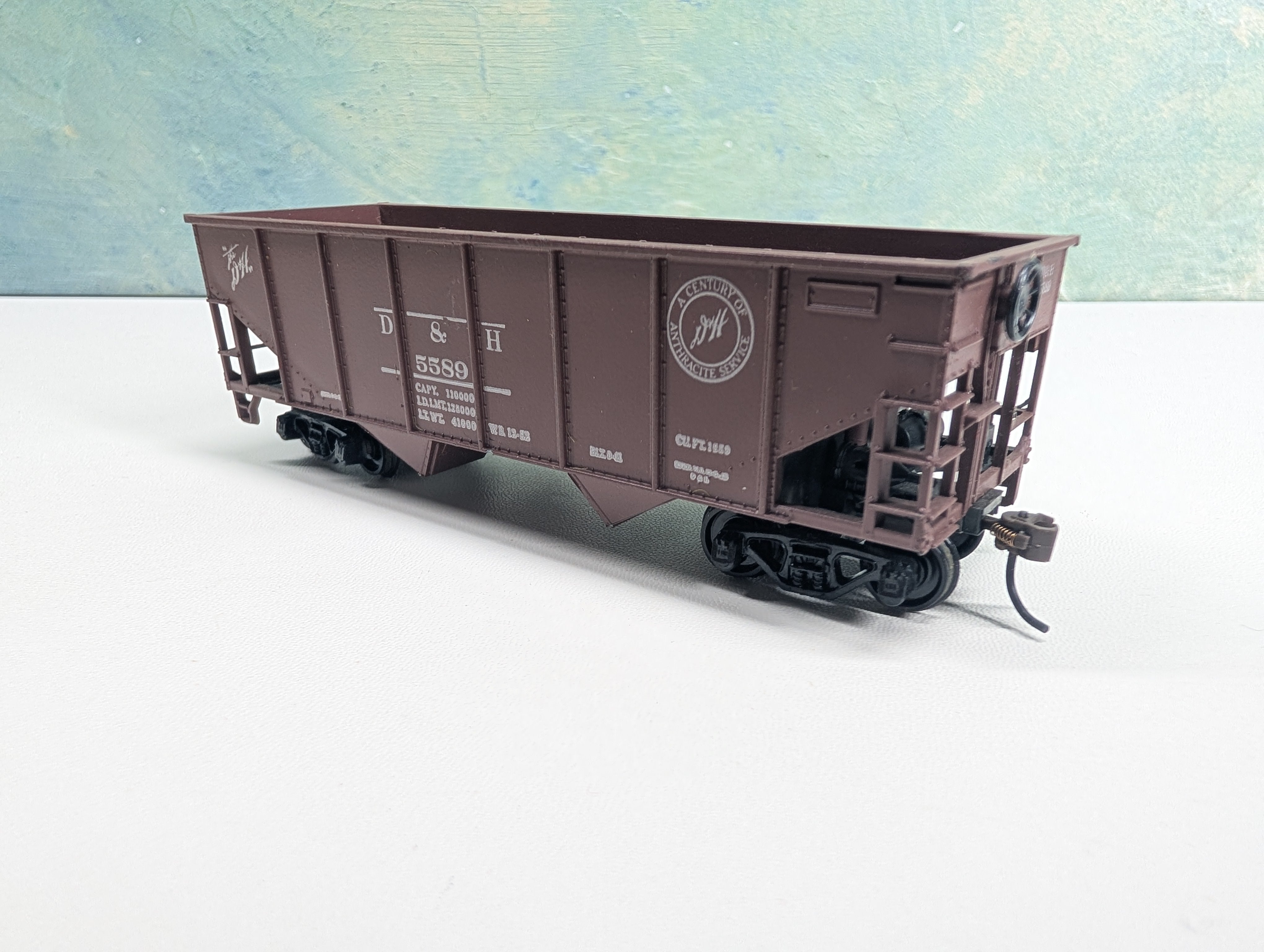 USED Athearn HO Scale 34' Offset 2 Bay Hopper Delaware and Hudson D&H #5589