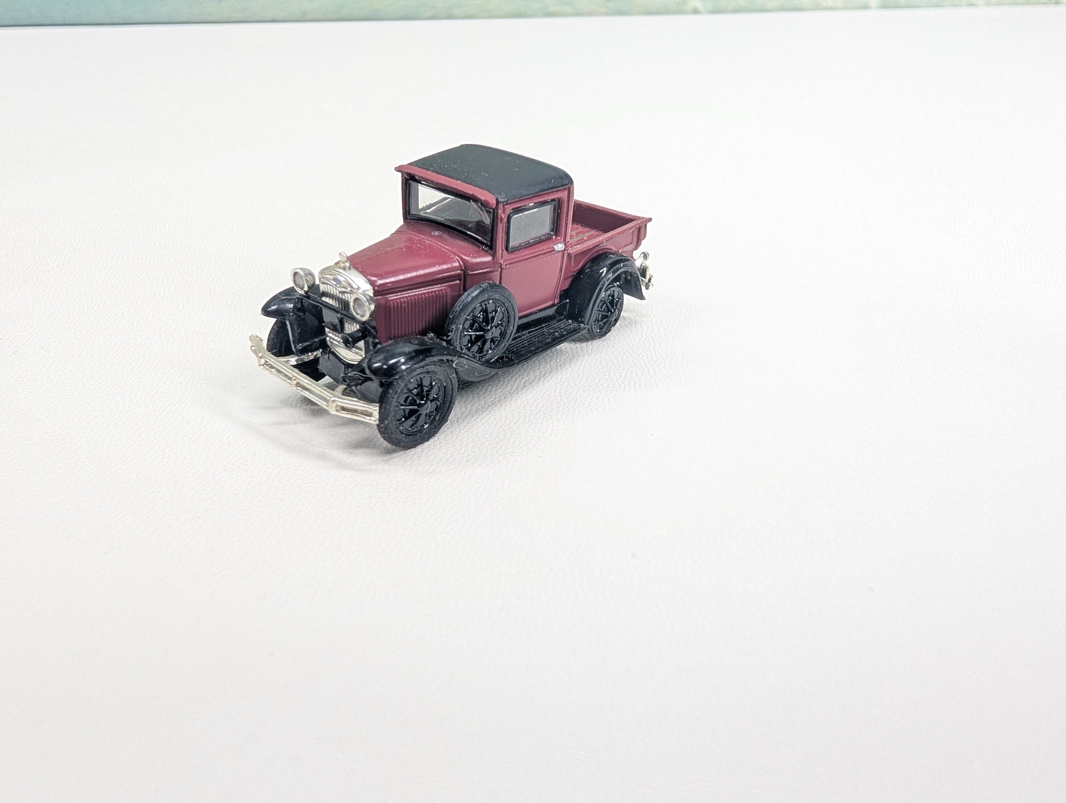 USED Athearn 26421 HO Scale Ford Model A Pick-Up Truck, Burgundy