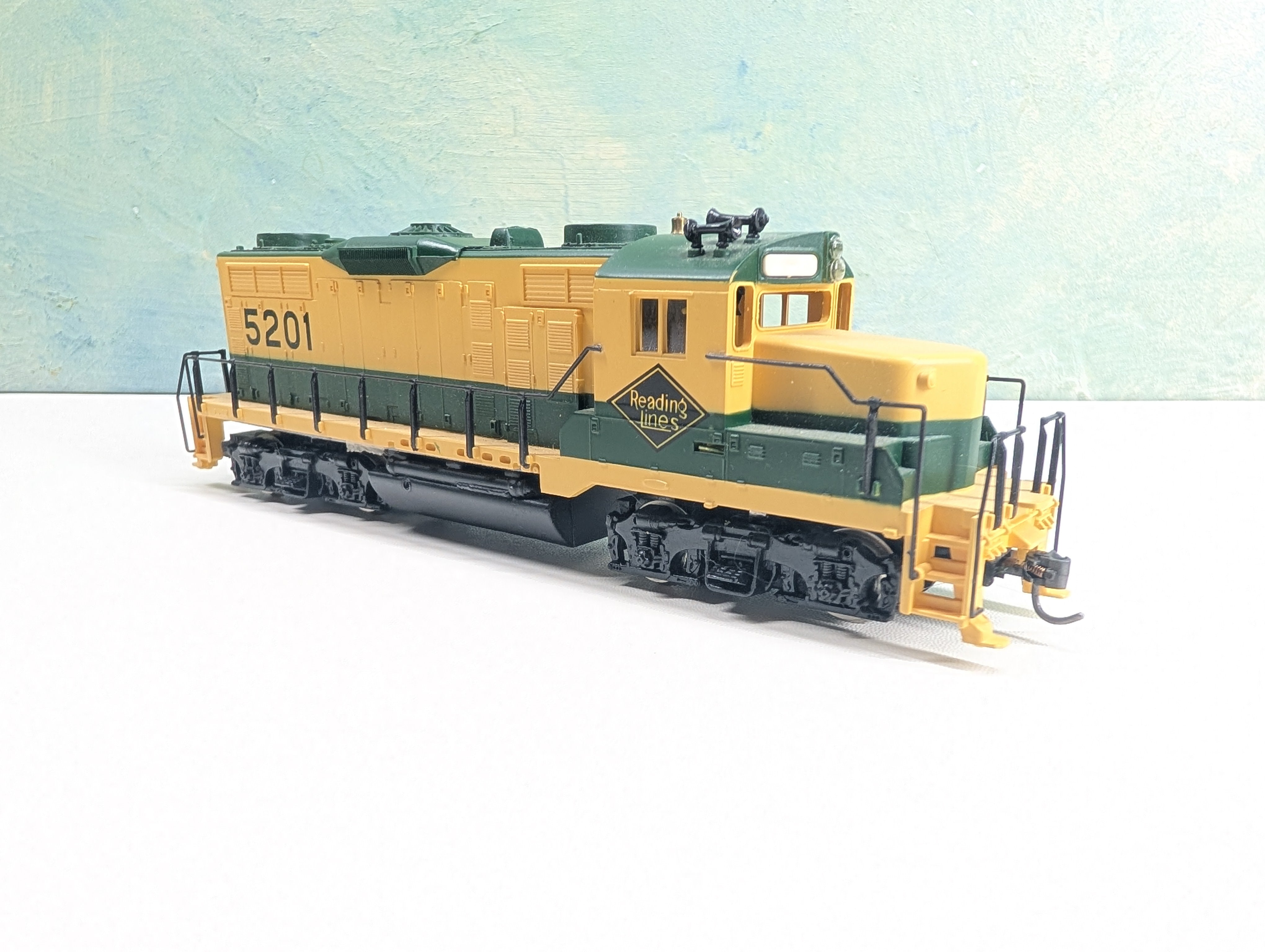 USED Mantua HO Scale GP-20 Diesel Locomotive Reading #5201 Runs Great! DC