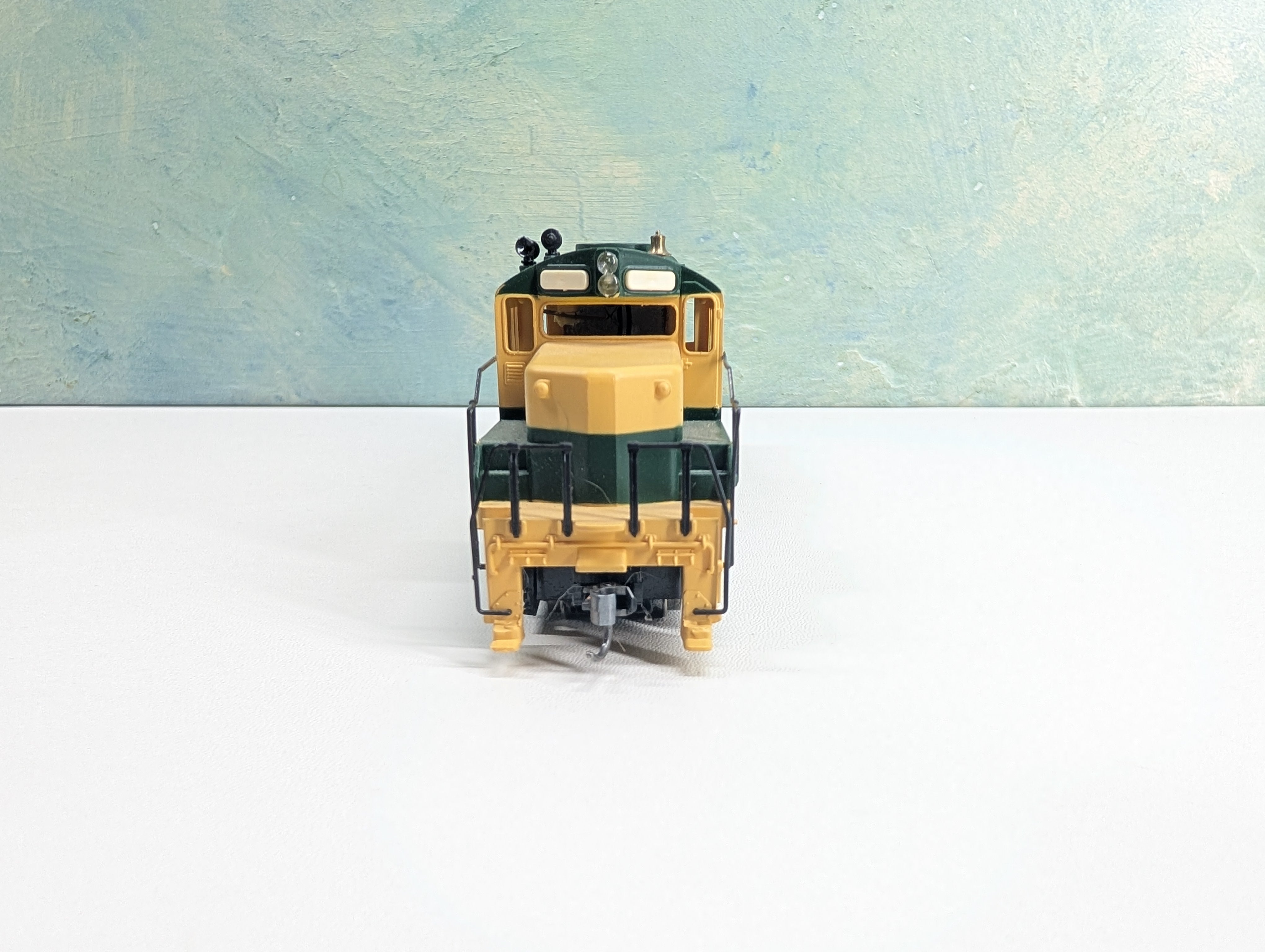 USED Mantua HO Scale GP-20 Diesel Locomotive Reading #5201 Runs Great! DC