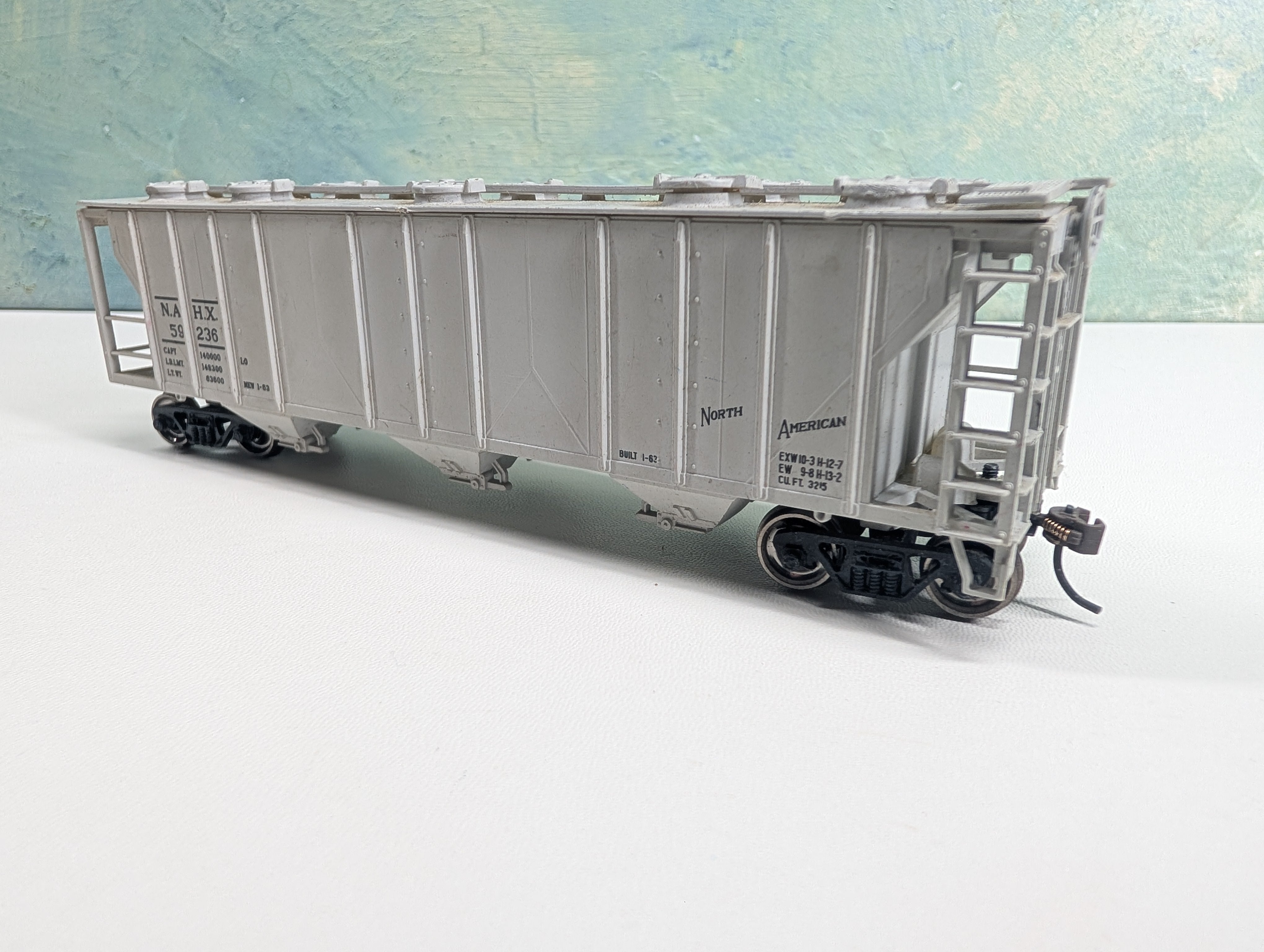 USED HO Scale 3 Bay Covered Hopper North American NAHX #59236 Metal Wheels