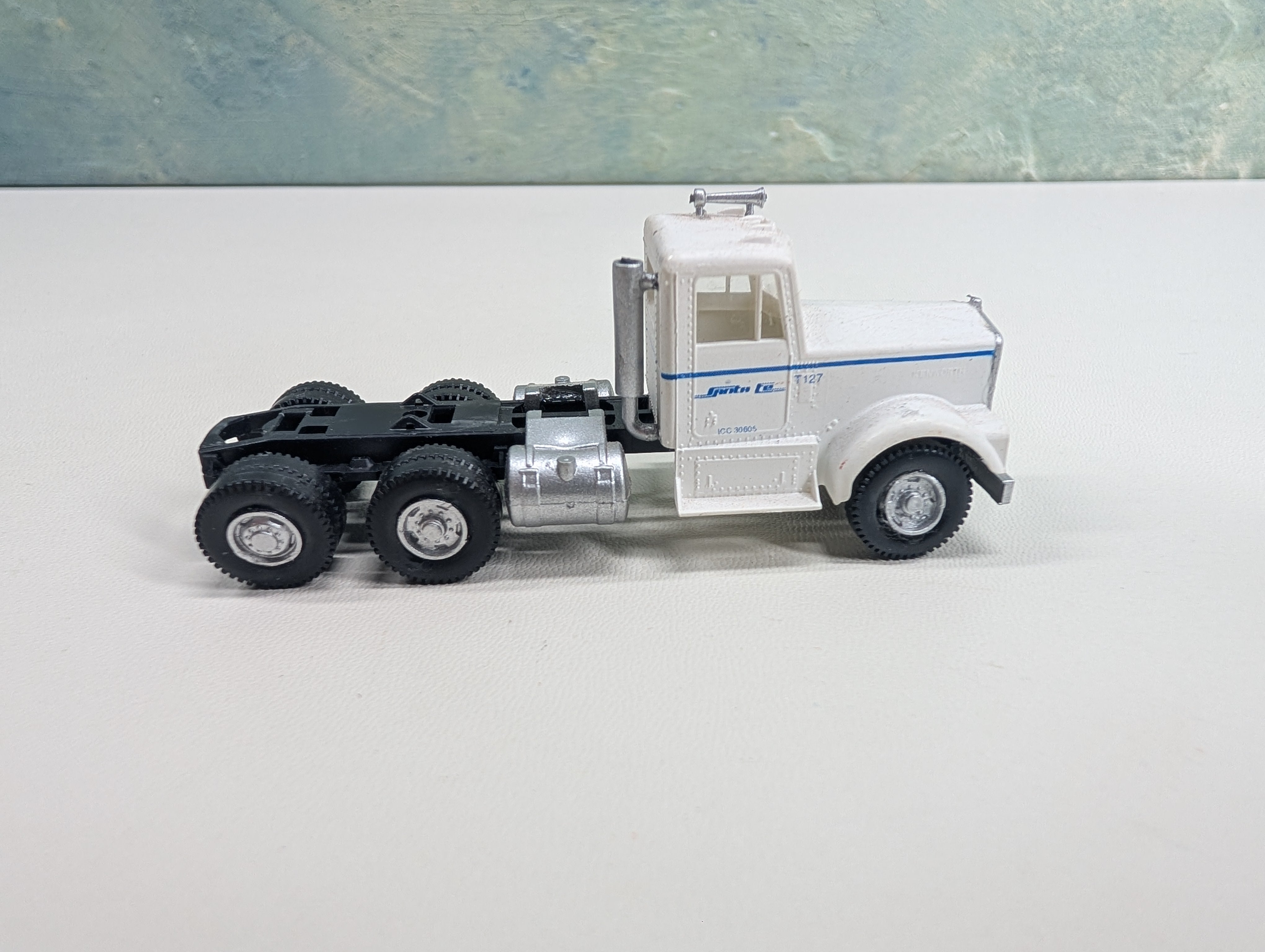 USED Athearn HO Scale Conventional Tractor Santa Fe
