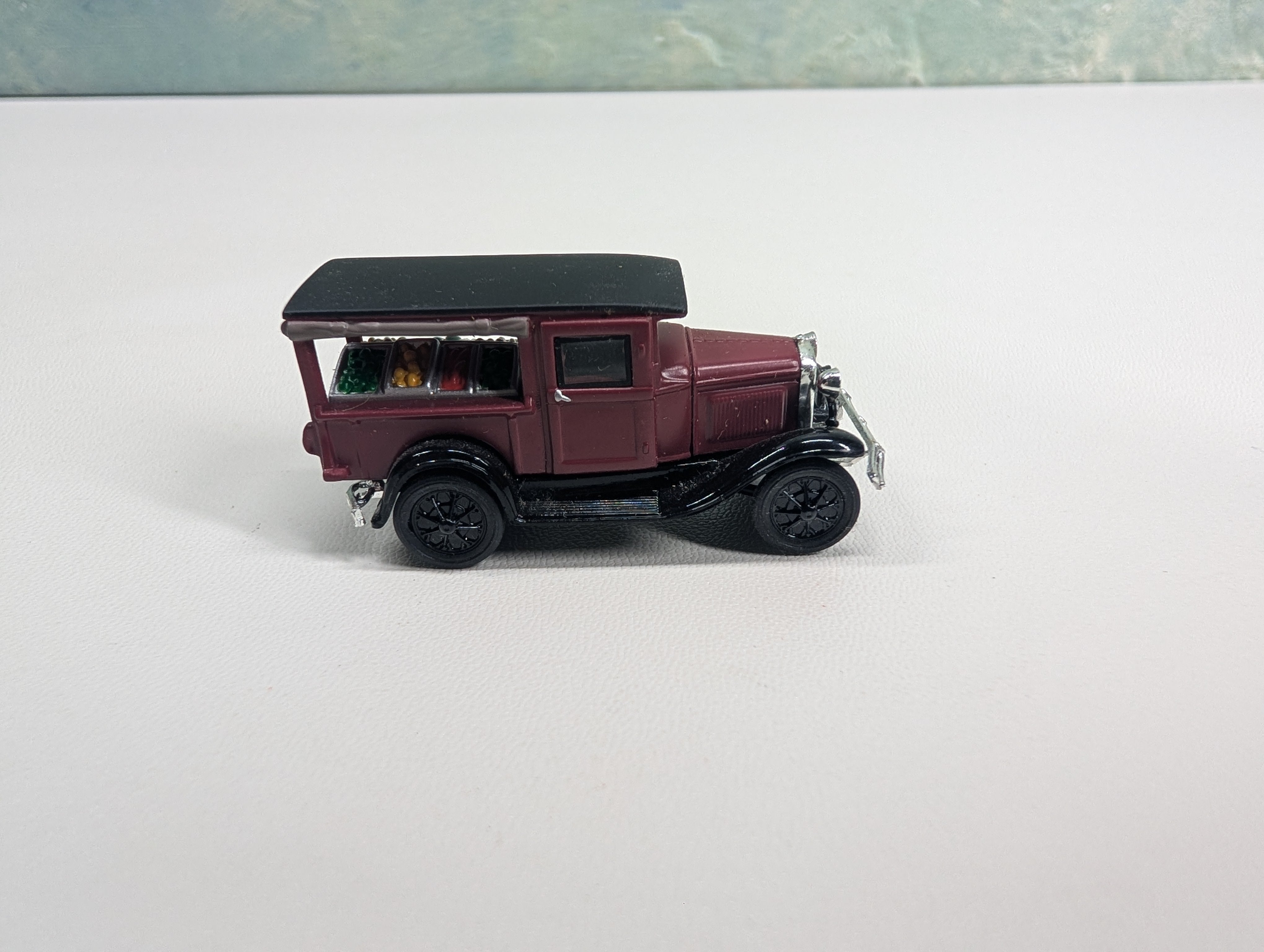 USED Athearn HO Scale Ford Produce Truck, Burgundy
