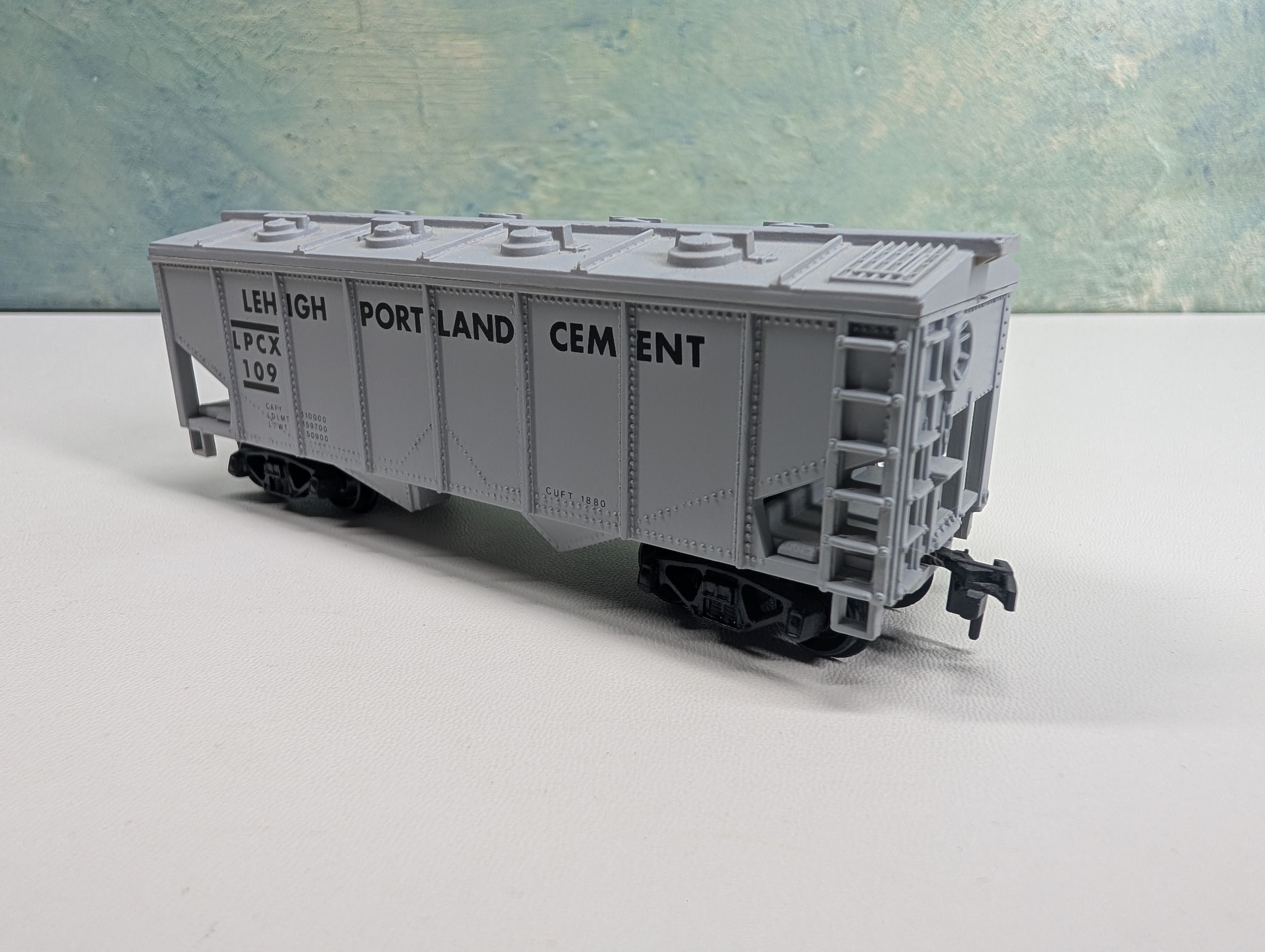 USED Model Power HO Scale 2 Bay Covered Hopper Lehigh Portland Cement LPCX #109