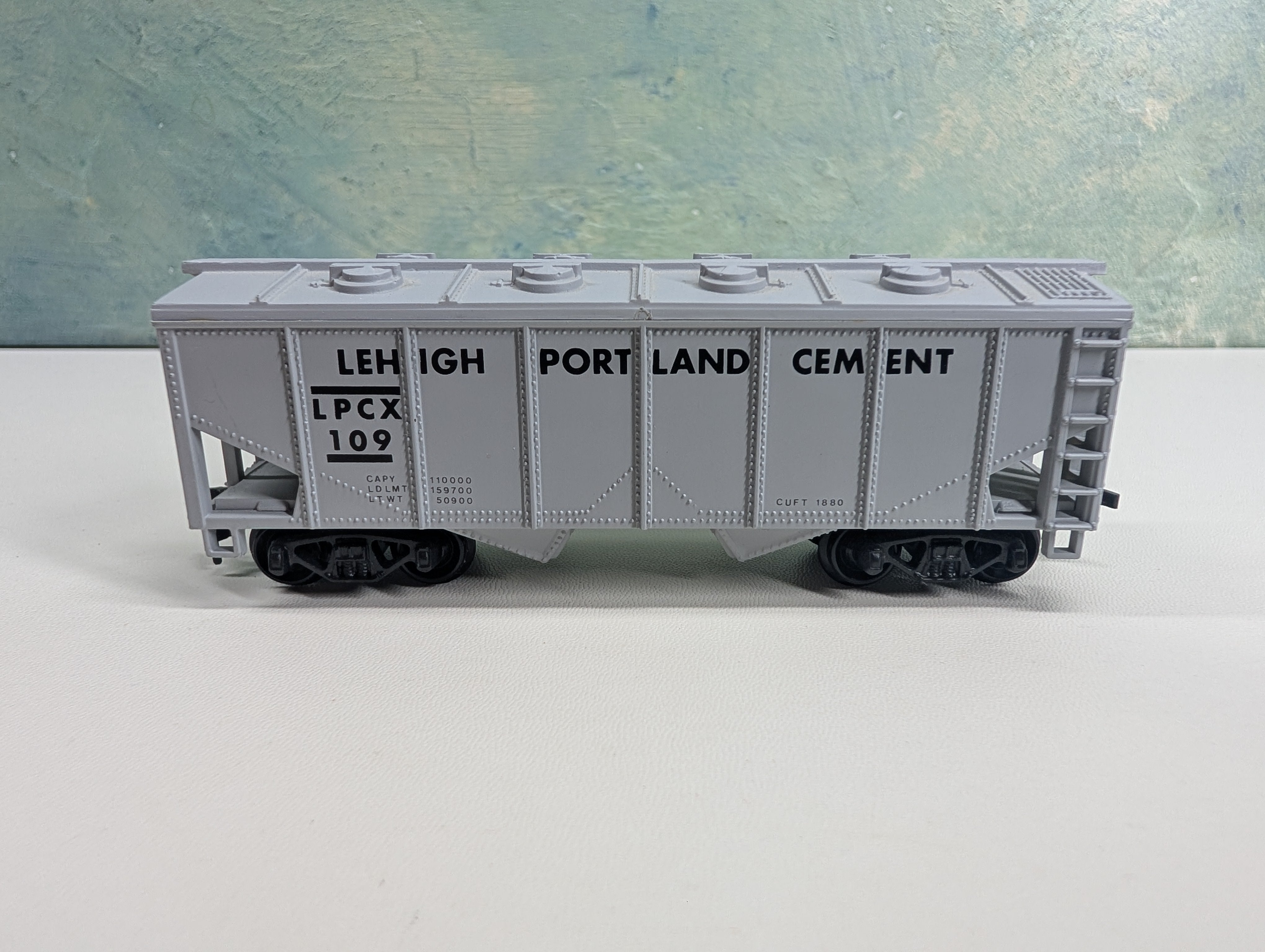 USED Model Power HO Scale 2 Bay Covered Hopper Lehigh Portland Cement LPCX #109