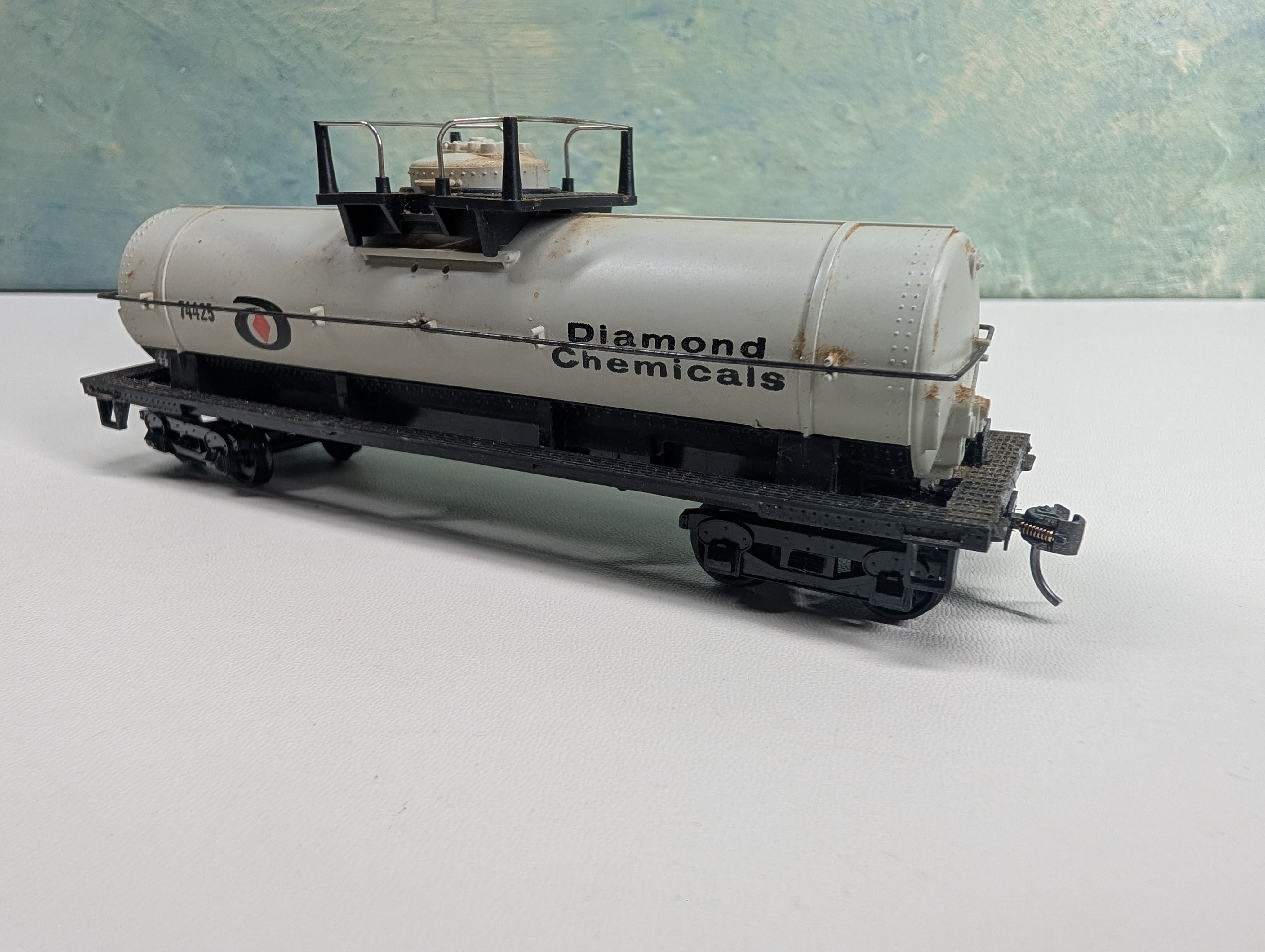 USED Tyco HO Scale Single Dome Tank Car Diamond Chemicals #74425