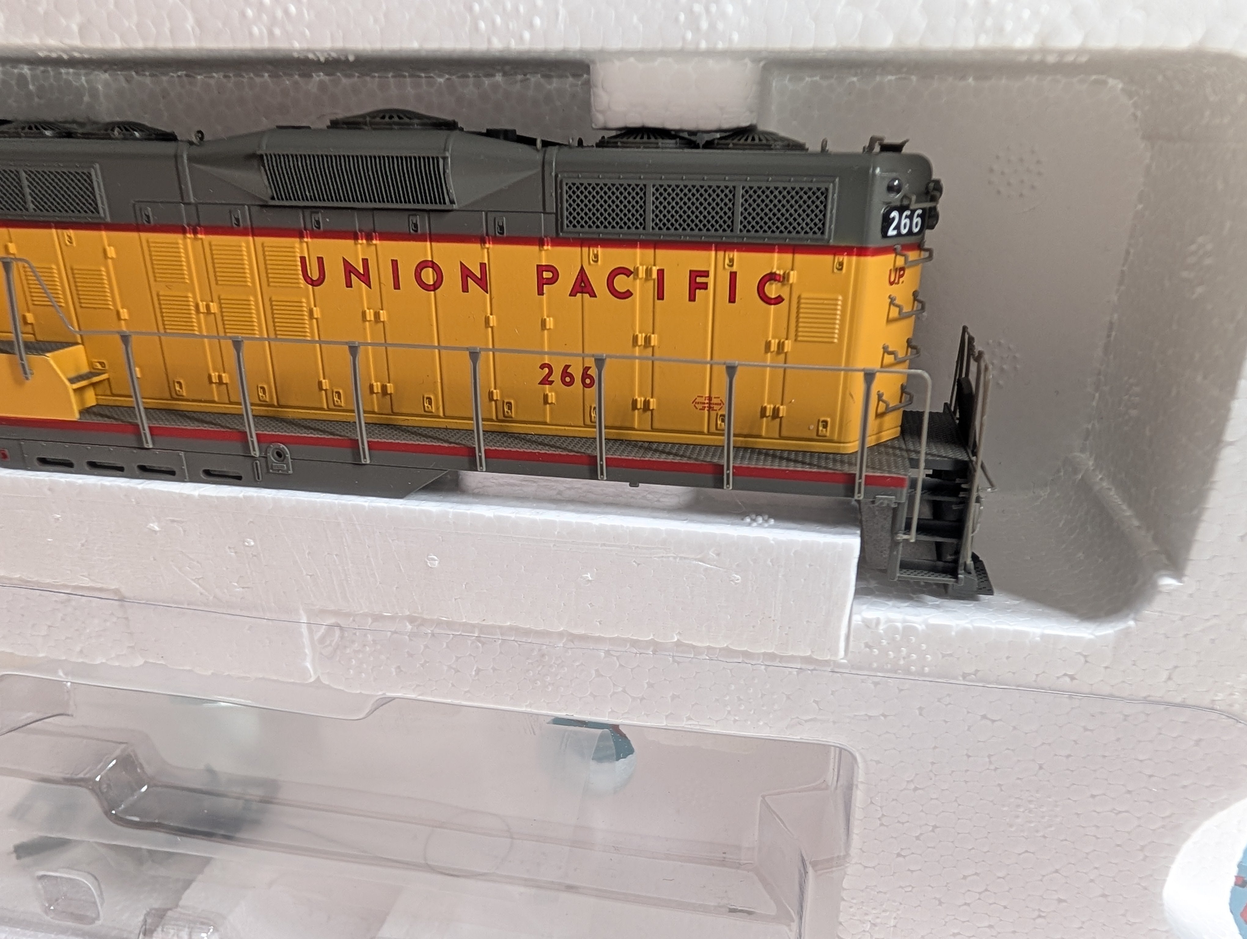 USED Life-Like 23622 HO Scale GP9 II Diesel Locomotive Shell Only Union Pacific UP #266