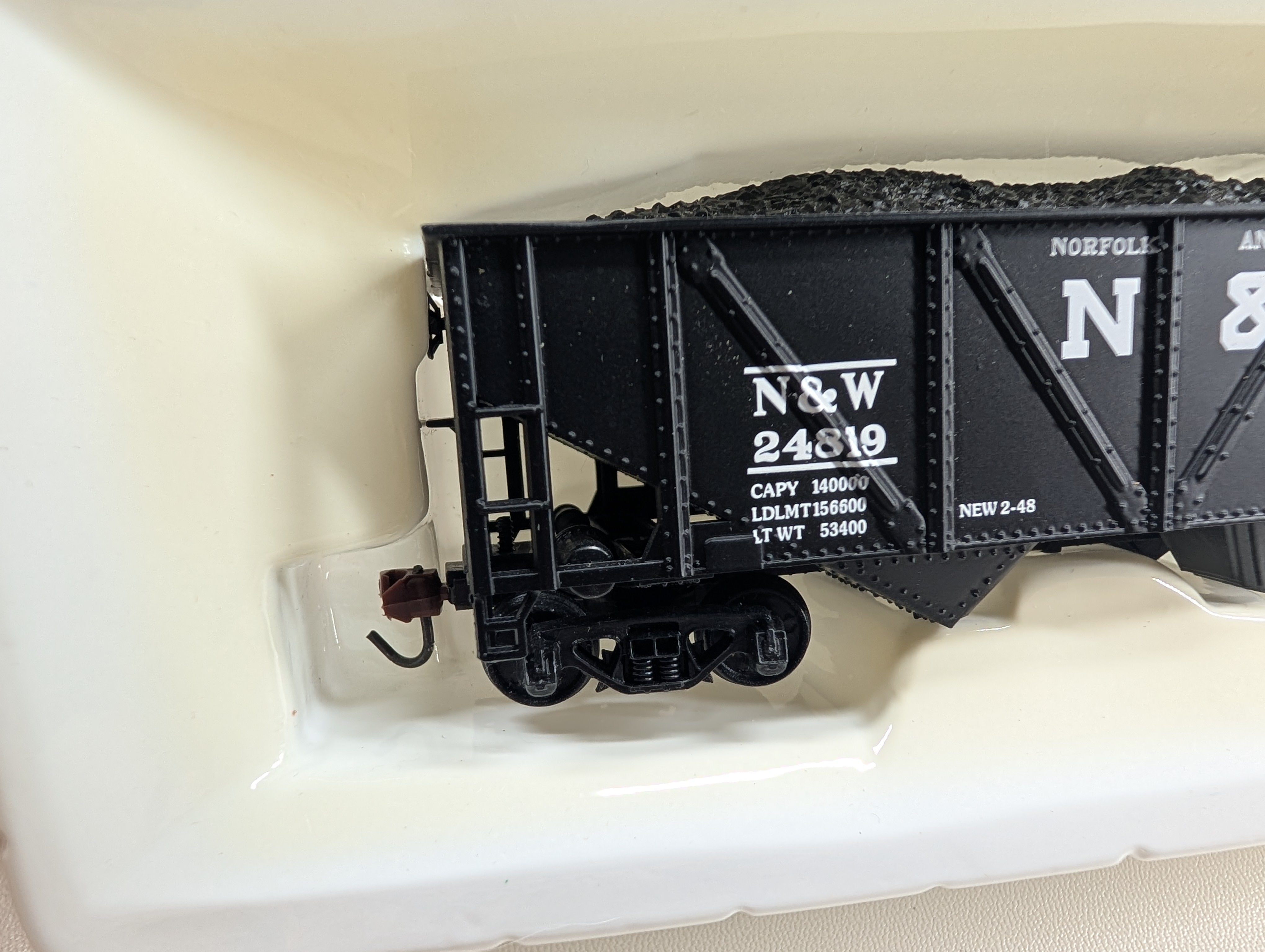 USED Mantua 729-041 HO Scale Heavy 2 Bay Hopper Norfolk & Western NW #24819 w/ Load