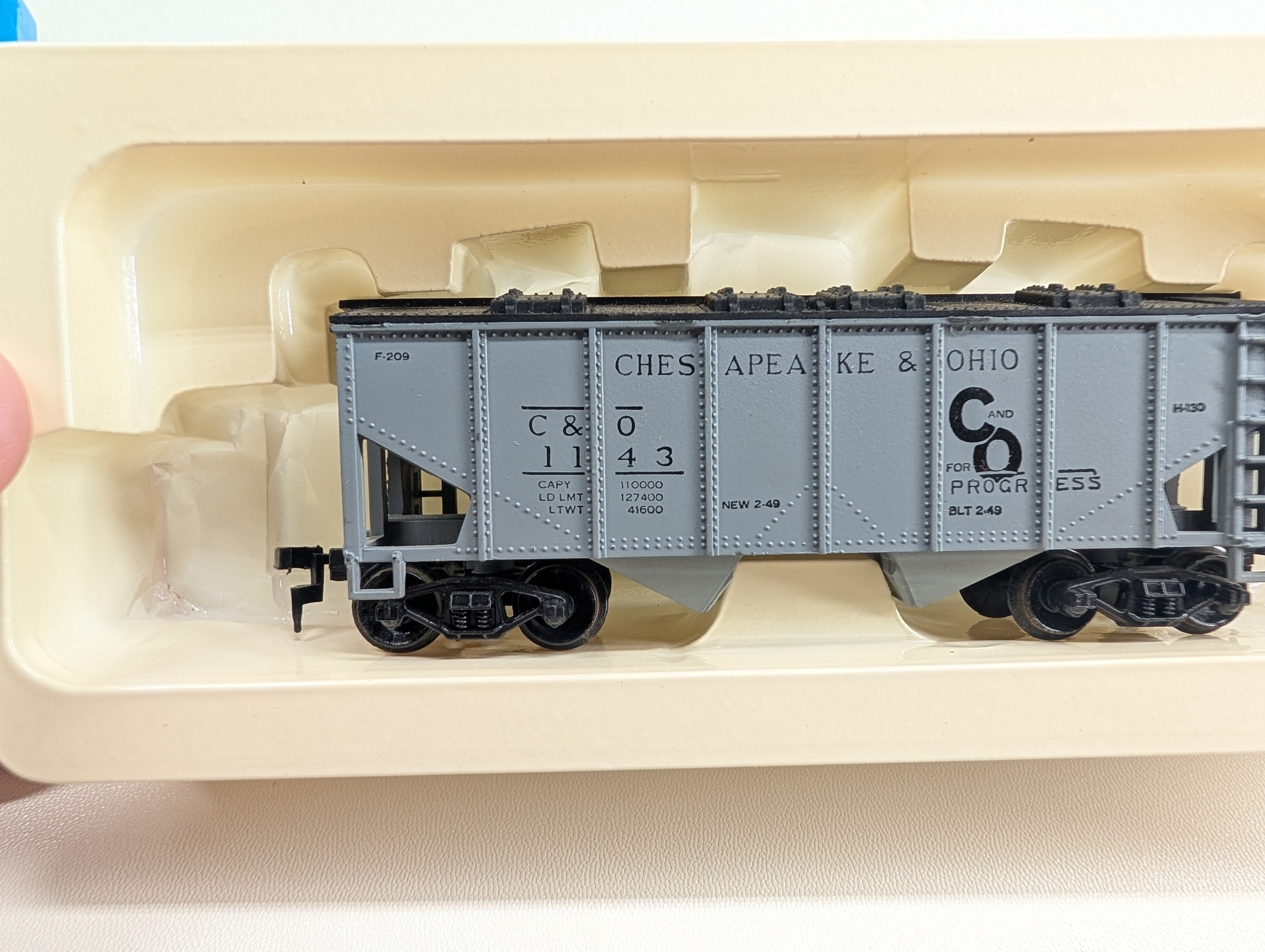 USED Life-Like HO Scale 2 Bay Hopper Chesapeake and Ohio C&O #1143