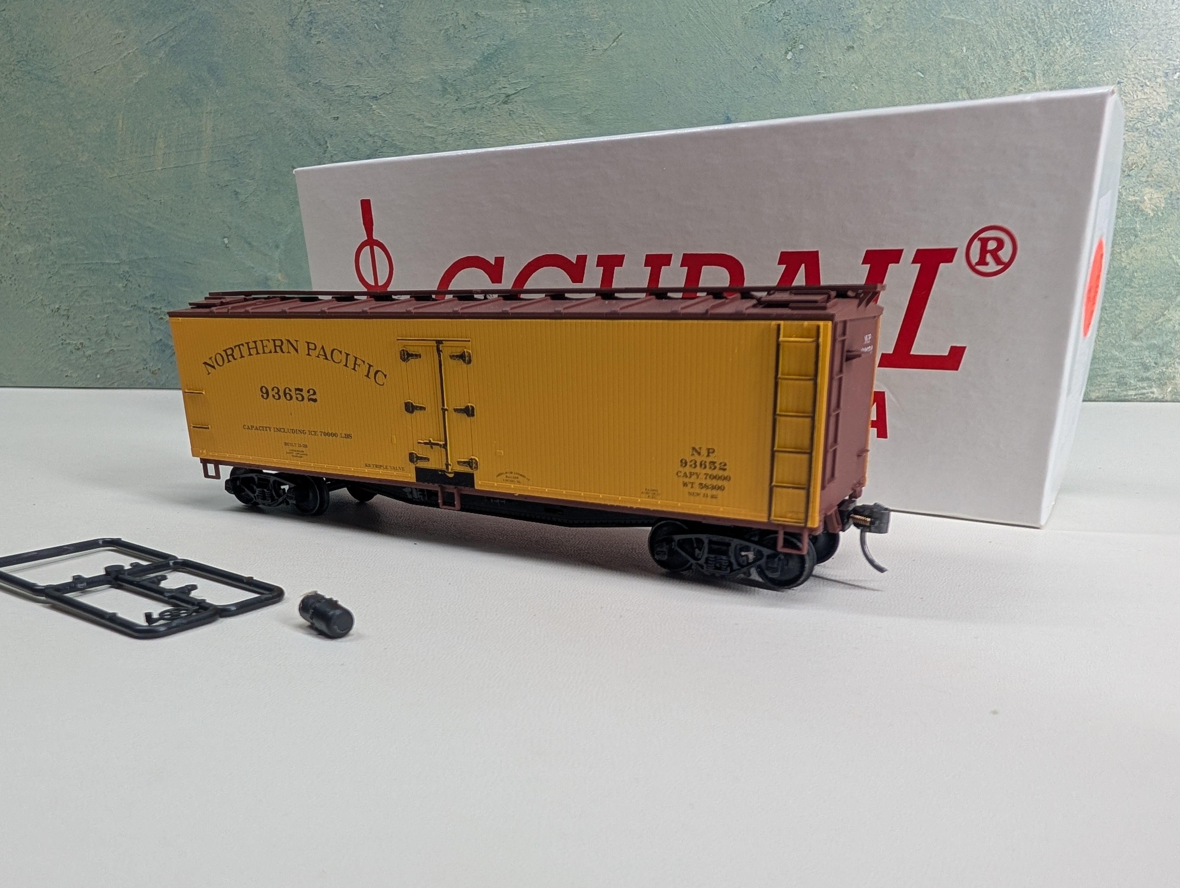 USED Accurail 81442 HO Scale 40' Wood Refrigerator Box Car Northern Pacific #93652 Metal Wheels