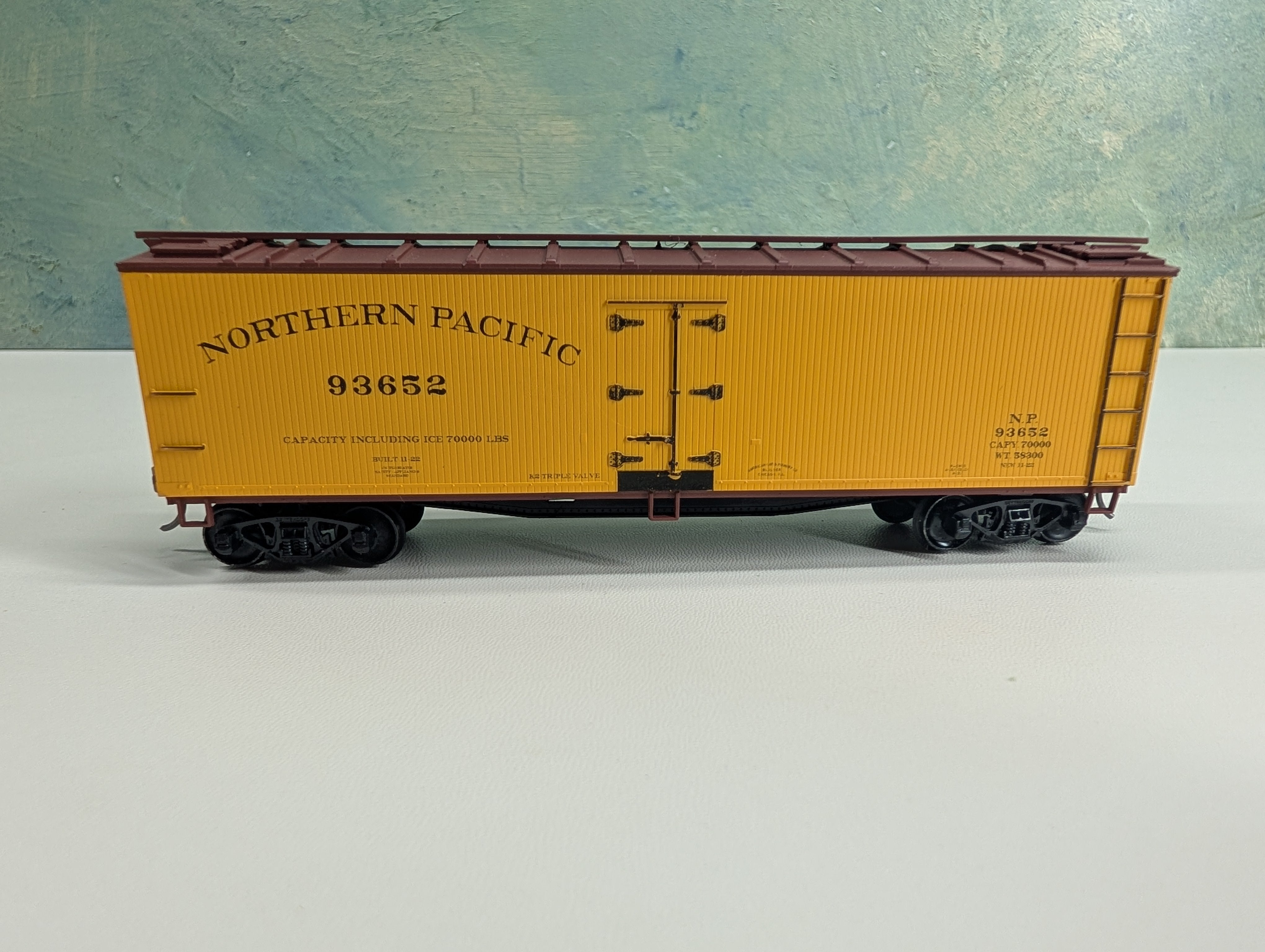 USED Accurail 81442 HO Scale 40' Wood Refrigerator Box Car Northern Pacific #93652 Metal Wheels