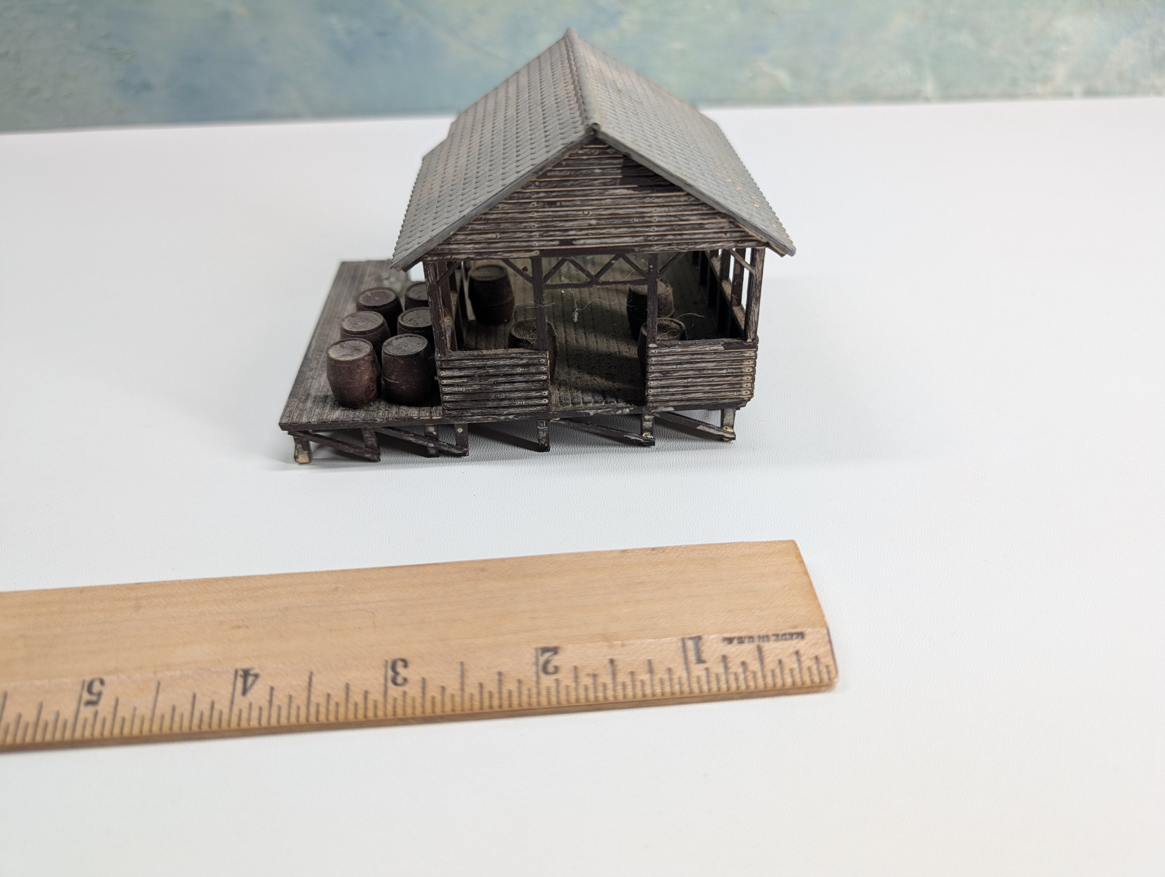 USED HO Scale Raised Old Time Warehouse w/ Barrels