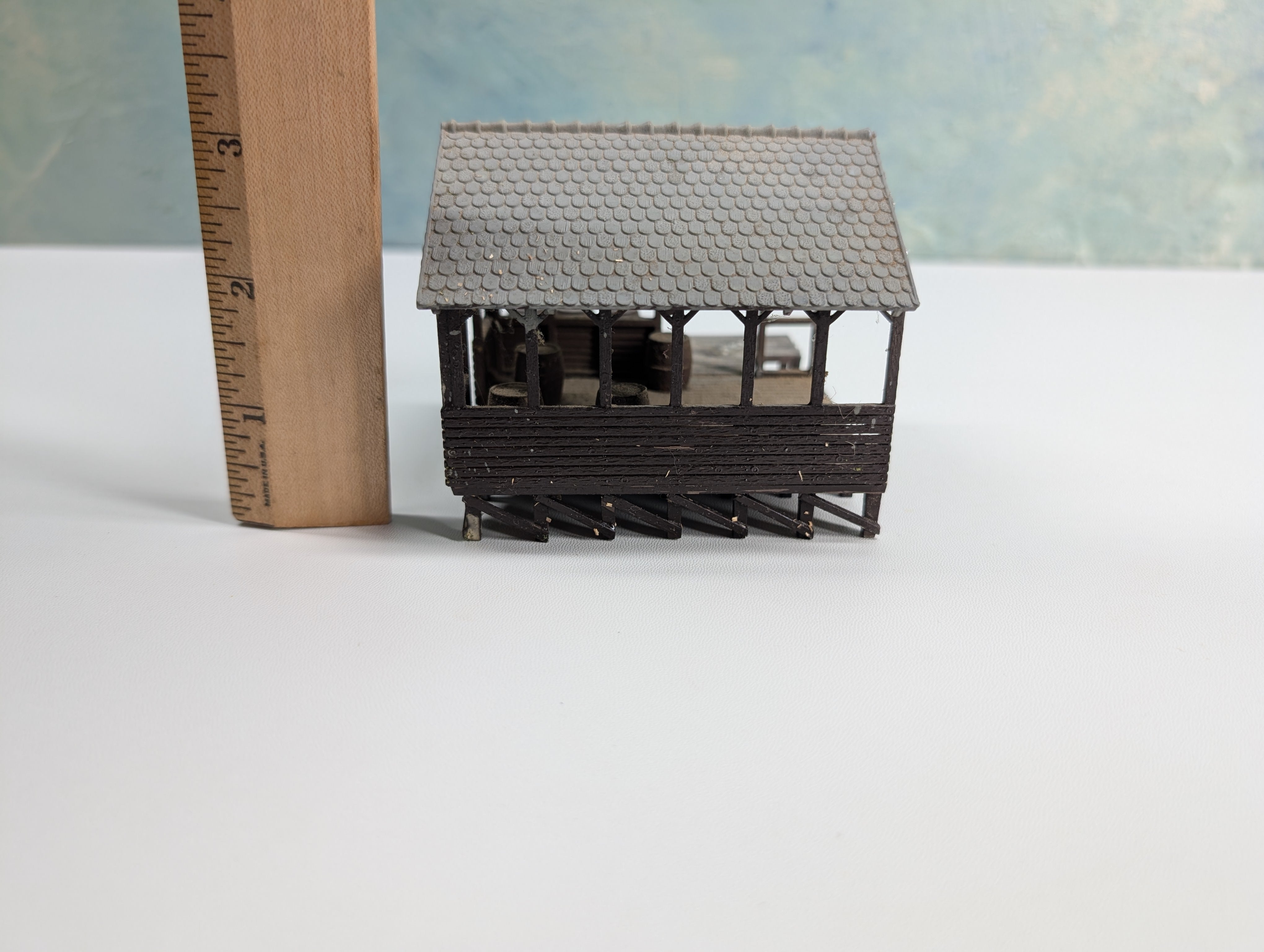 USED HO Scale Raised Old Time Warehouse w/ Barrels