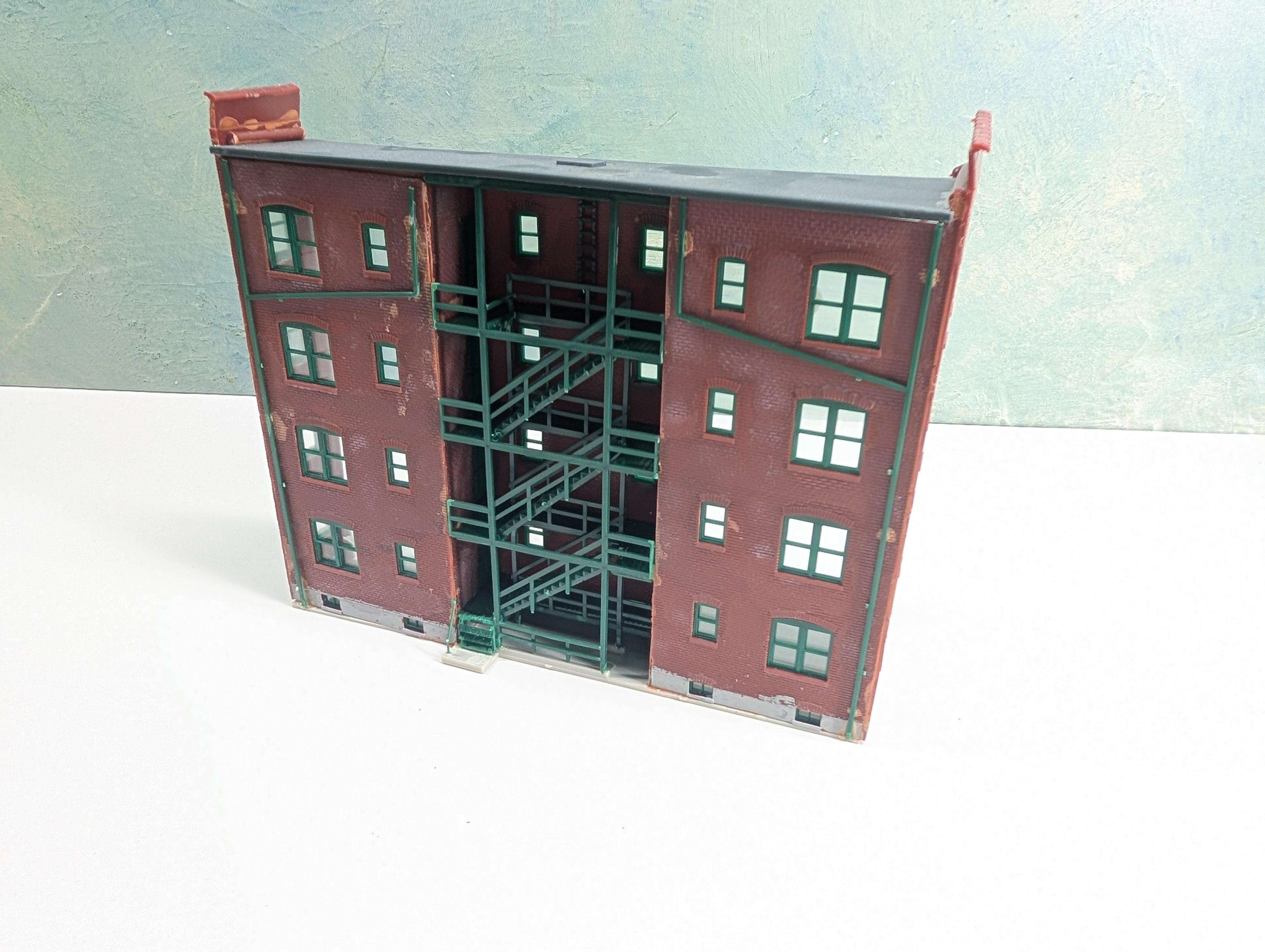 USED Walthers HO Scale Red Brick Parkview Terrace Apartment "Wall" Building, Backdrop Building, Background