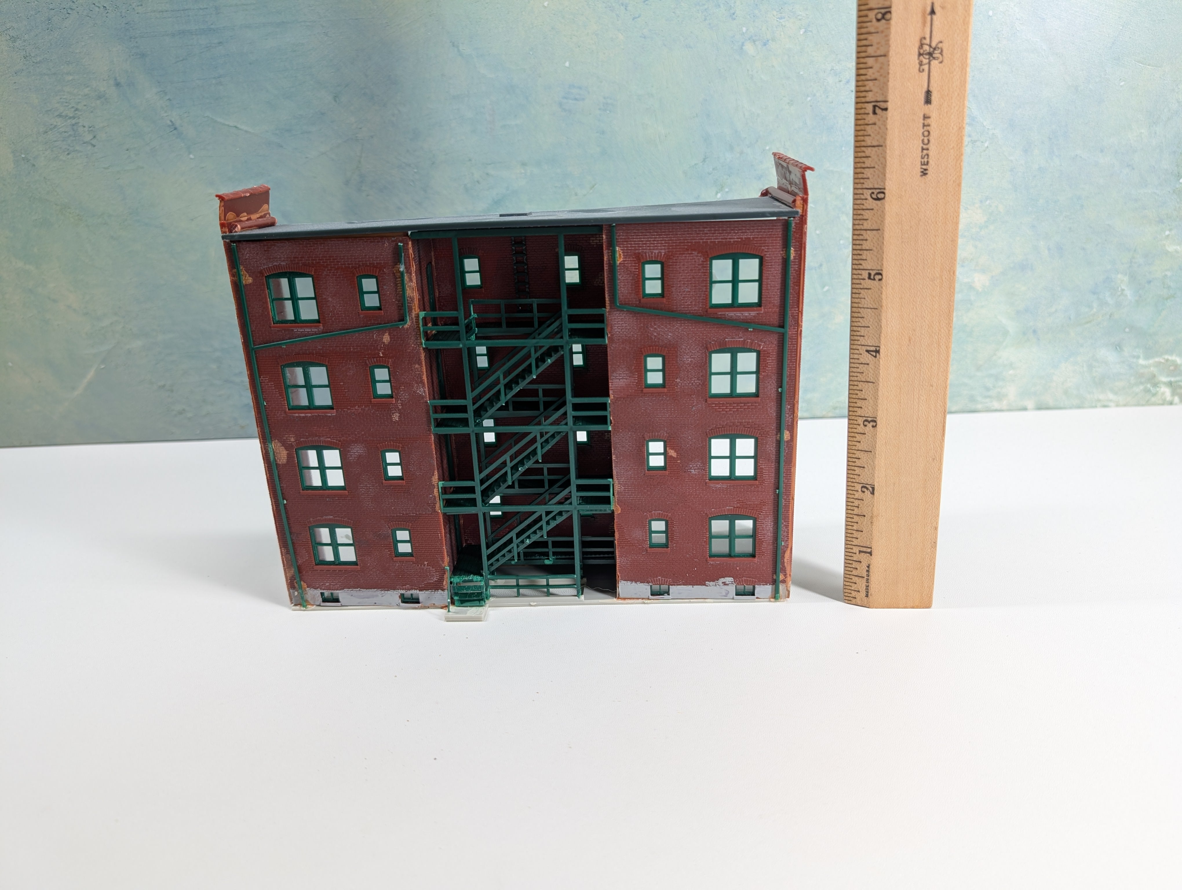 USED Walthers HO Scale Red Brick Parkview Terrace Apartment "Wall" Building, Backdrop Building, Background