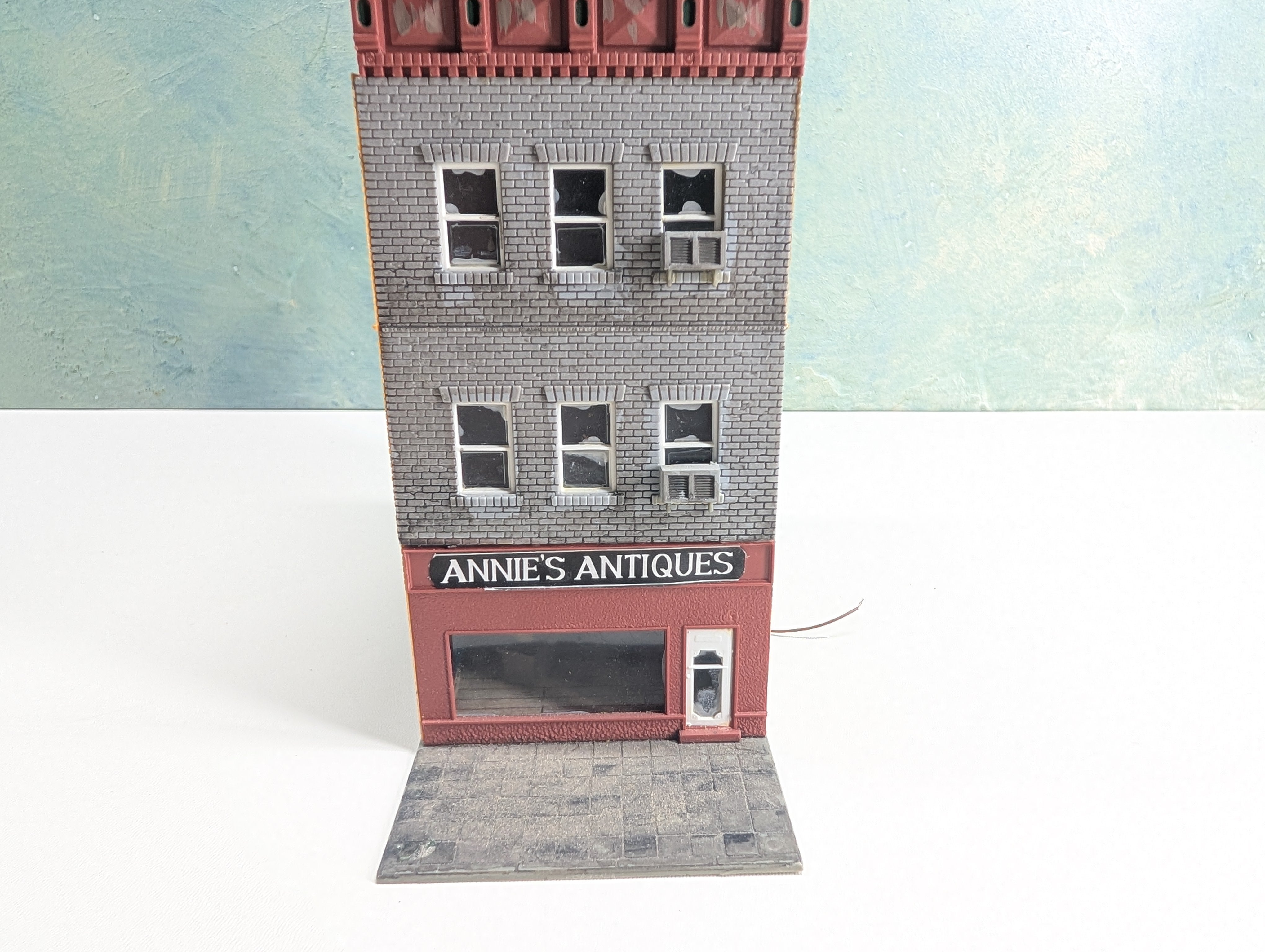 USED Pola HO Scale Annie's Antiques, Brick Storefront