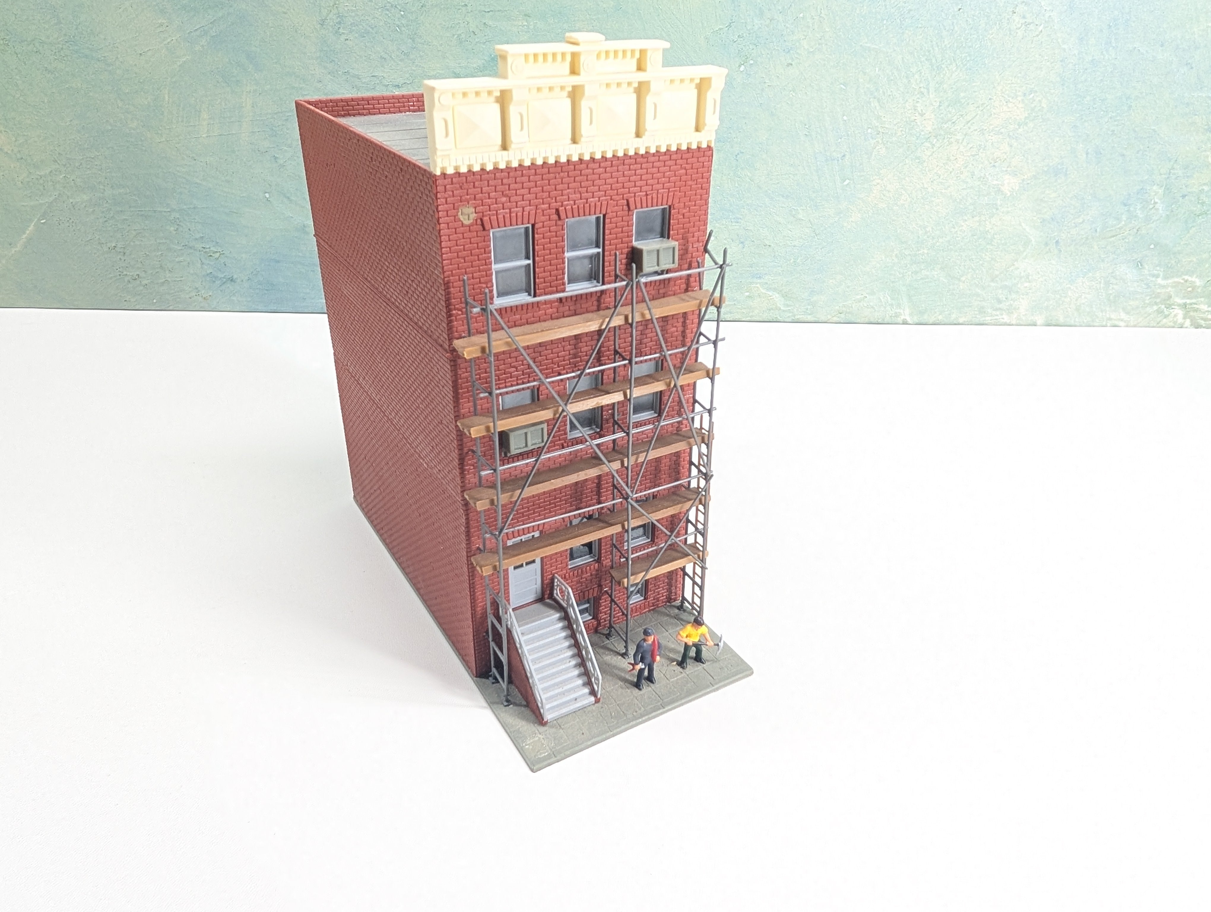 USED Pola HO Scale Brick Apartments with Scaffolding