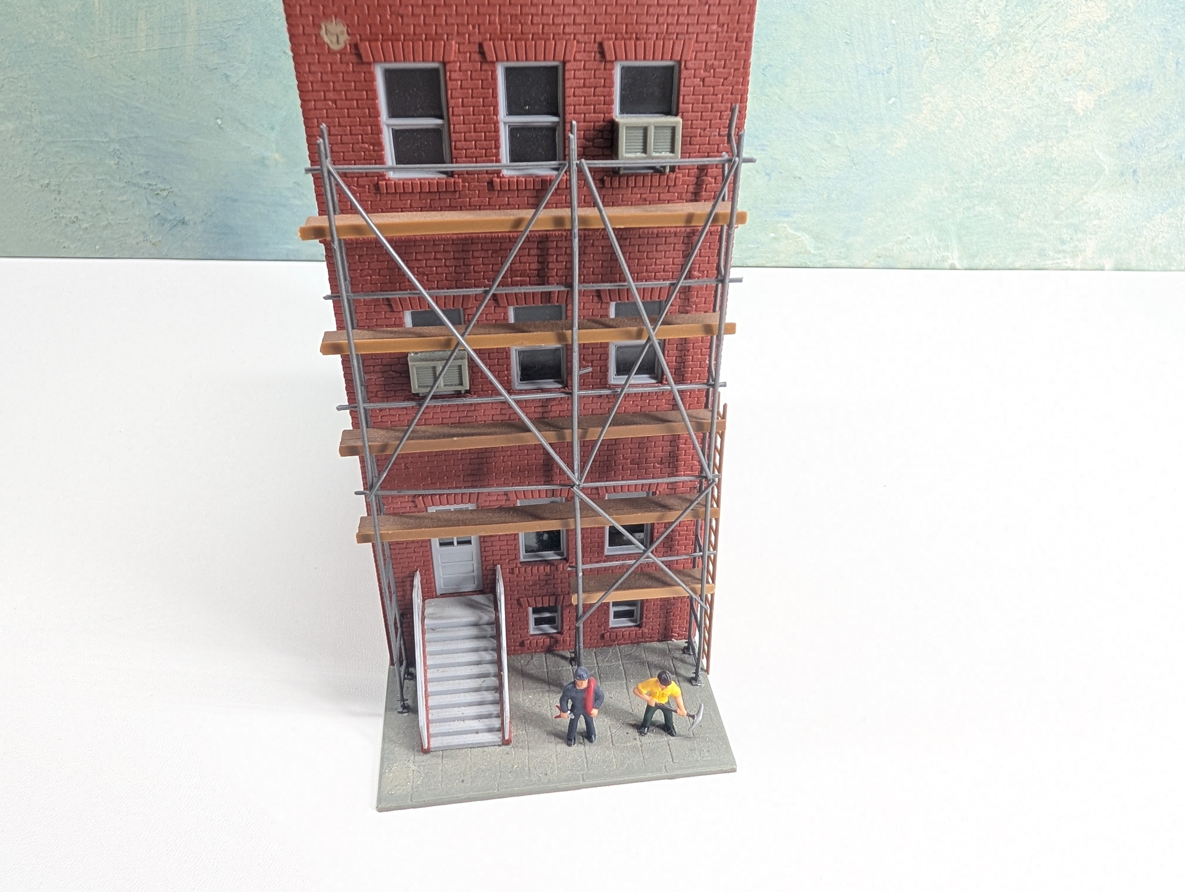 USED Pola HO Scale Brick Apartments with Scaffolding