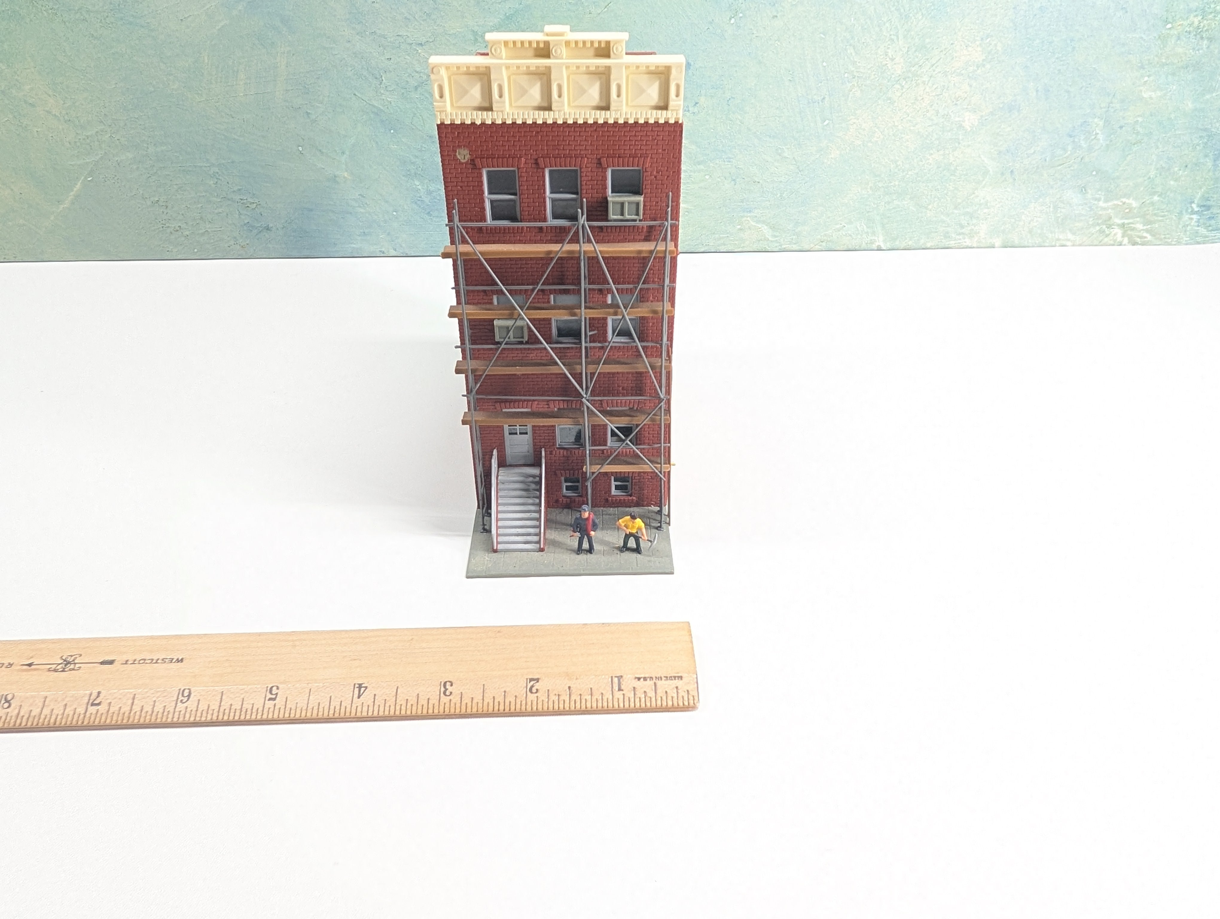 USED Pola HO Scale Brick Apartments with Scaffolding