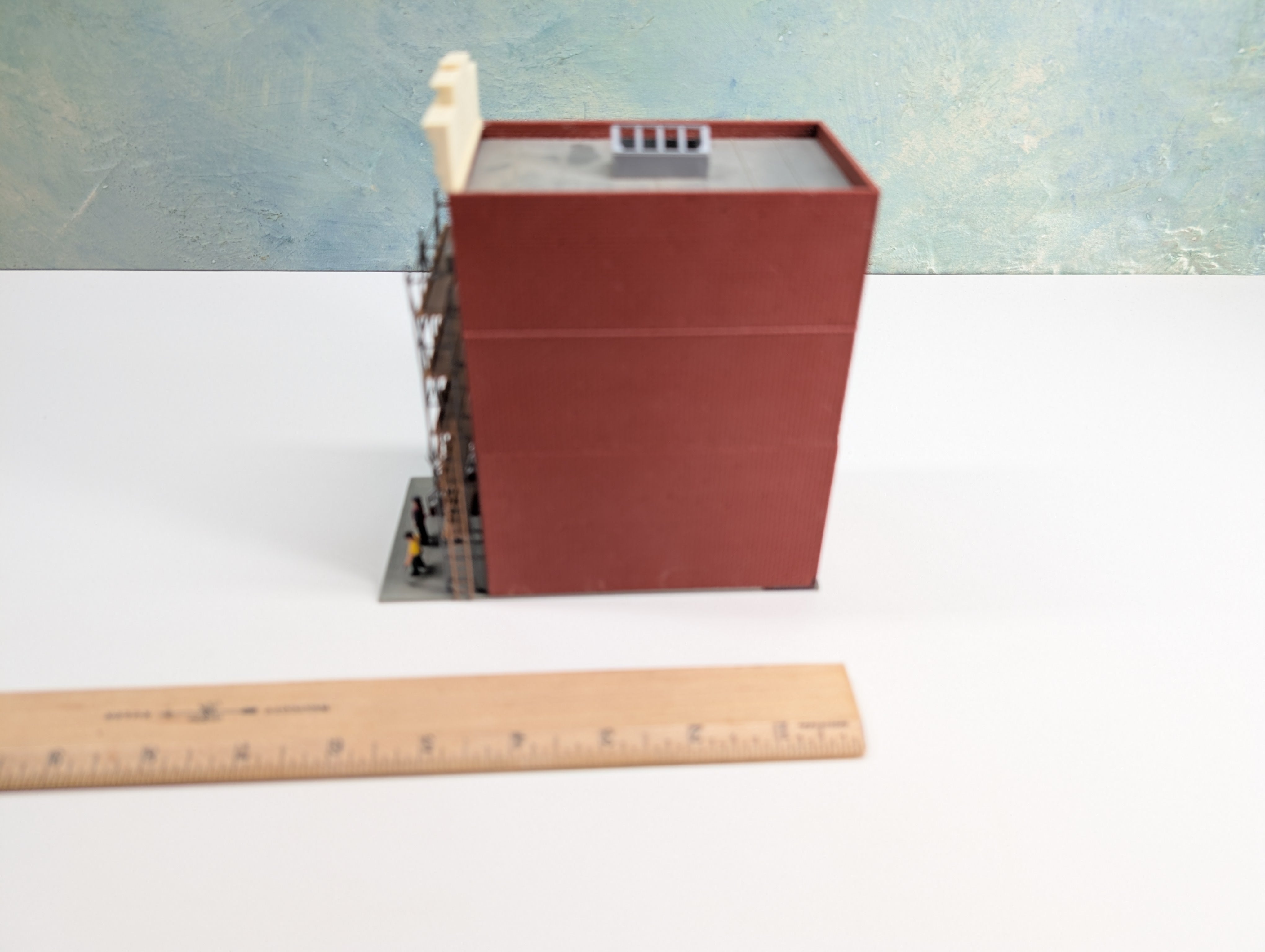 USED Pola HO Scale Brick Apartments with Scaffolding