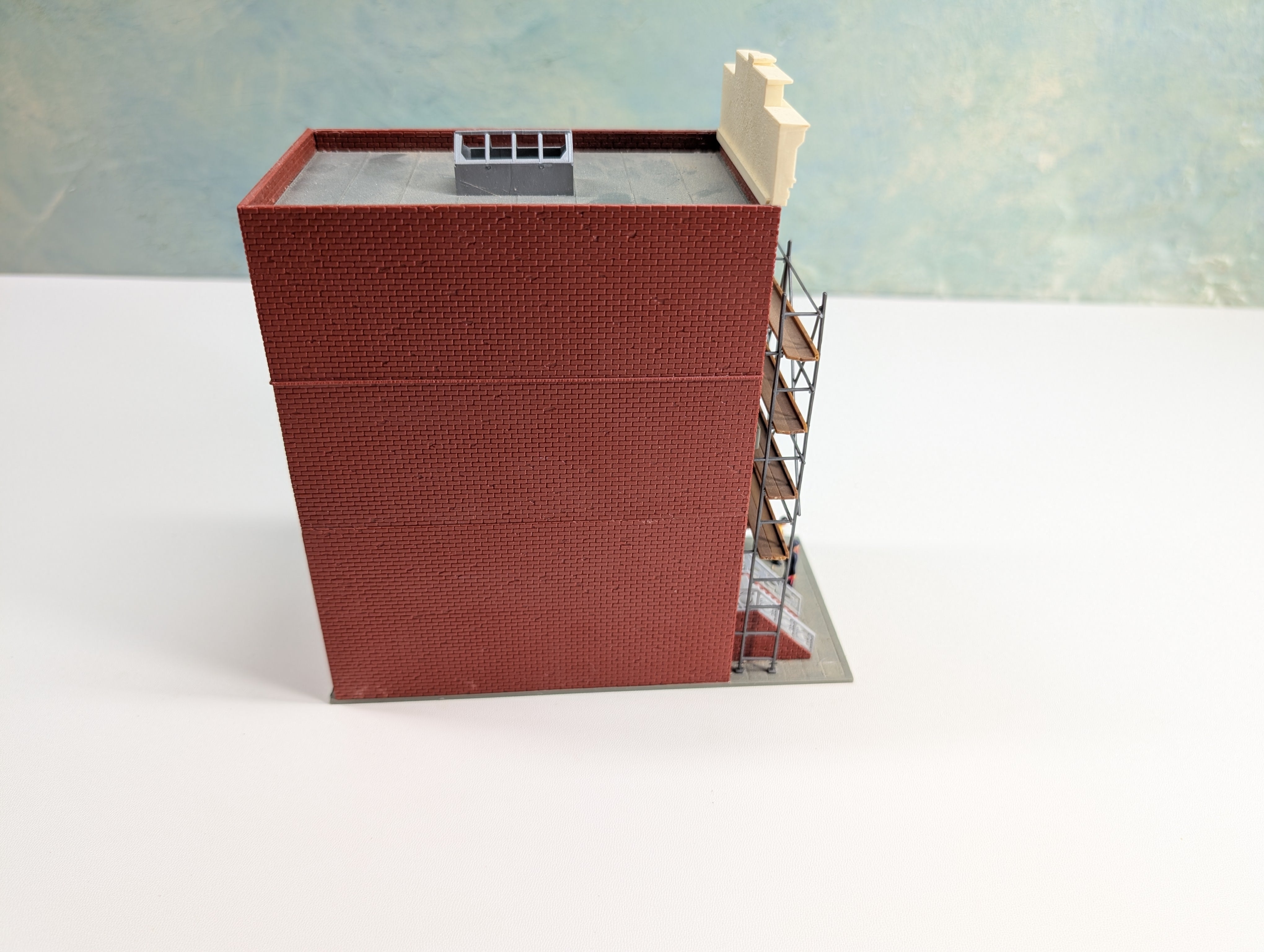 USED Pola HO Scale Brick Apartments with Scaffolding