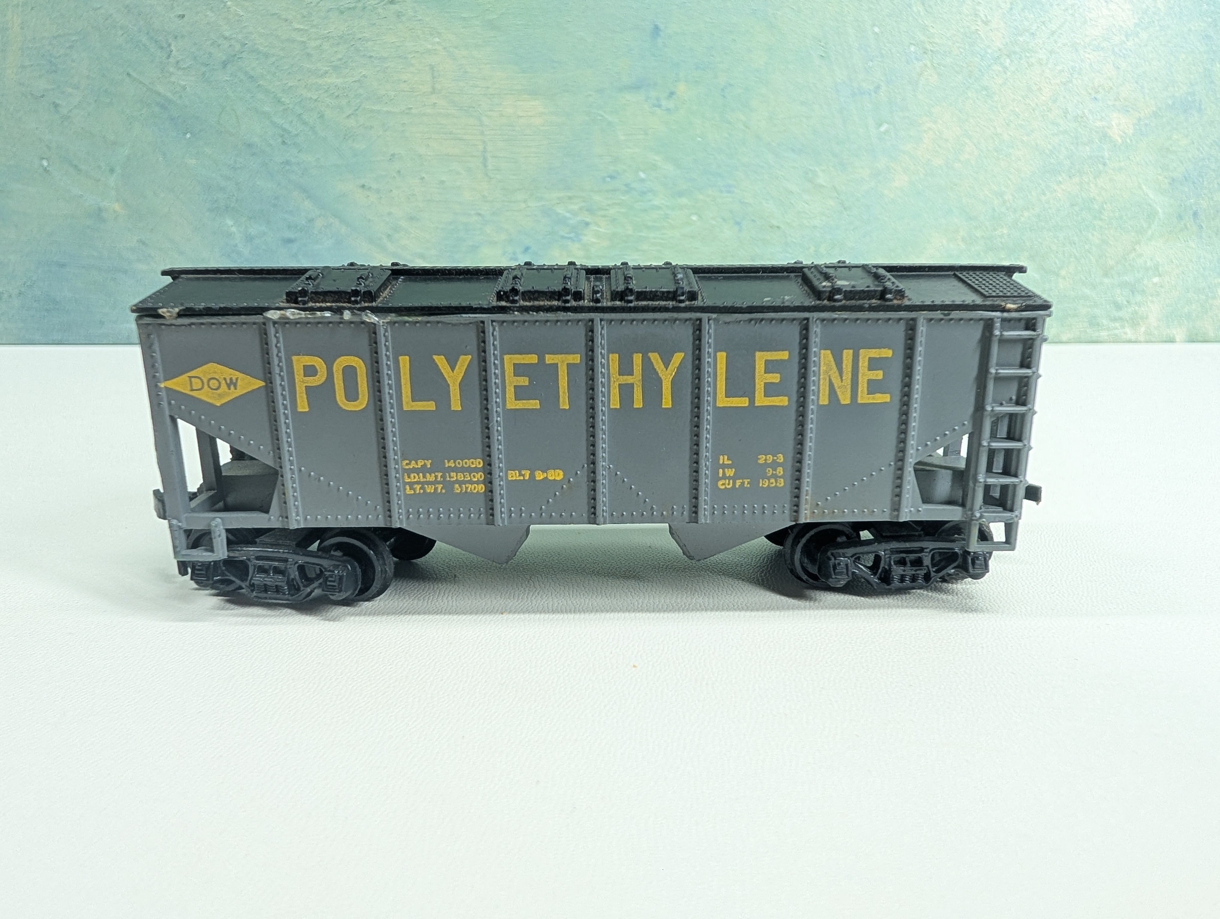 USED Varney HO Scale Covered 2 Bay Hopper Polyethylene DOW