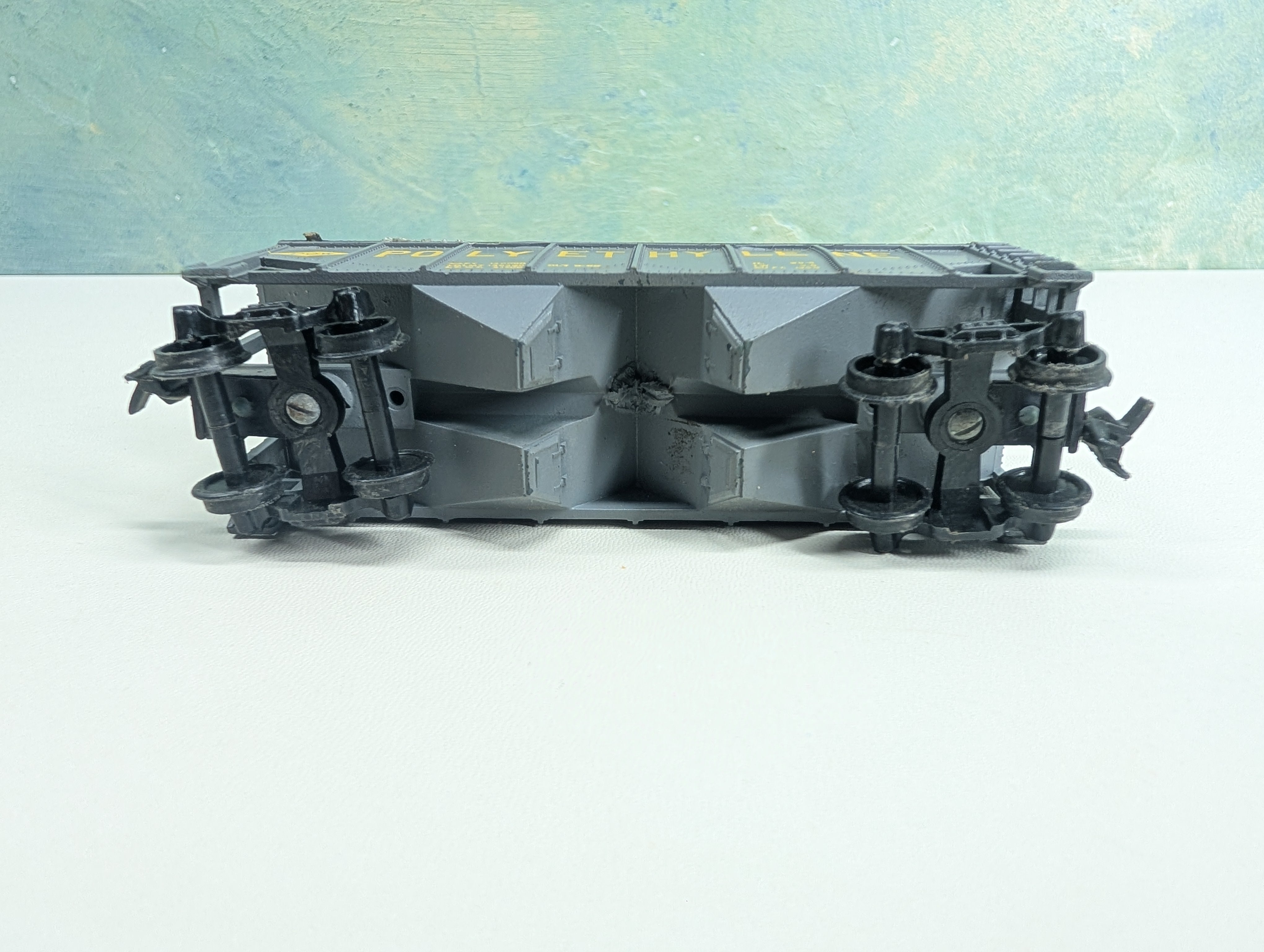 USED Varney HO Scale Covered 2 Bay Hopper Polyethylene DOW