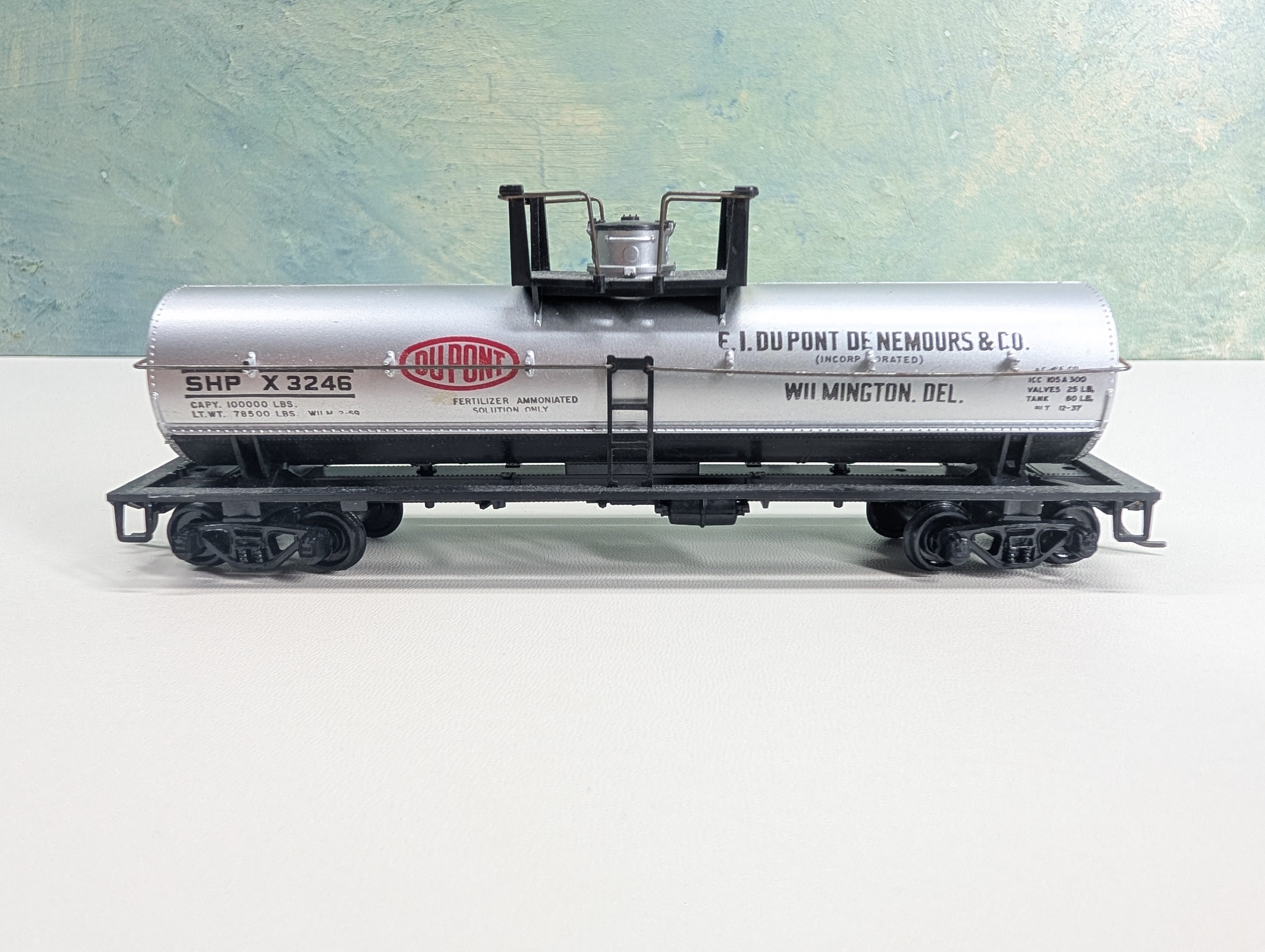 USED Athearn HO Scale Single Dome Chemical Tank Car Dupont SHPX #3246
