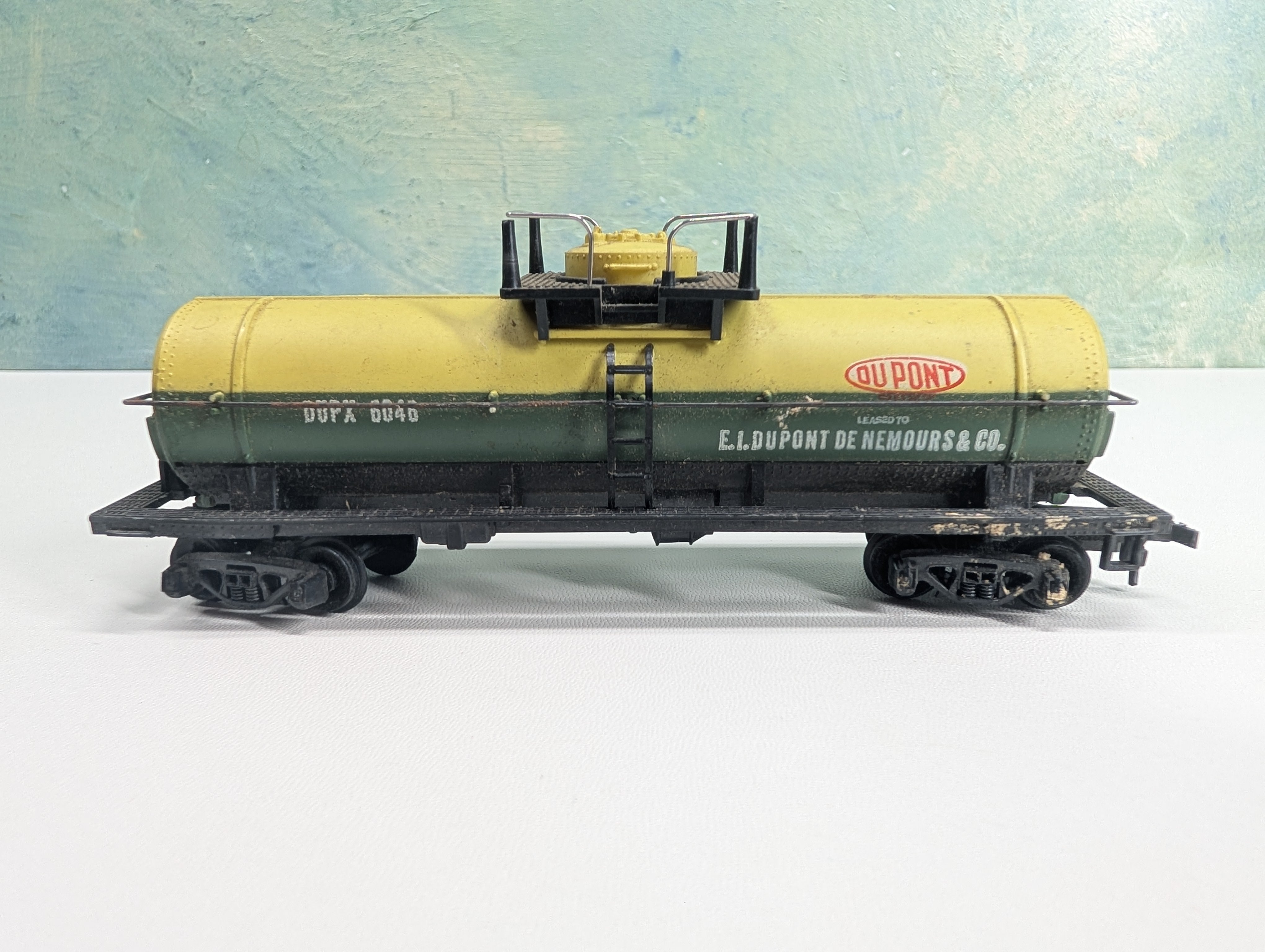 USED Tyco HO Scale Single Dome Chemical Tank Car Dupont DUPX #6046