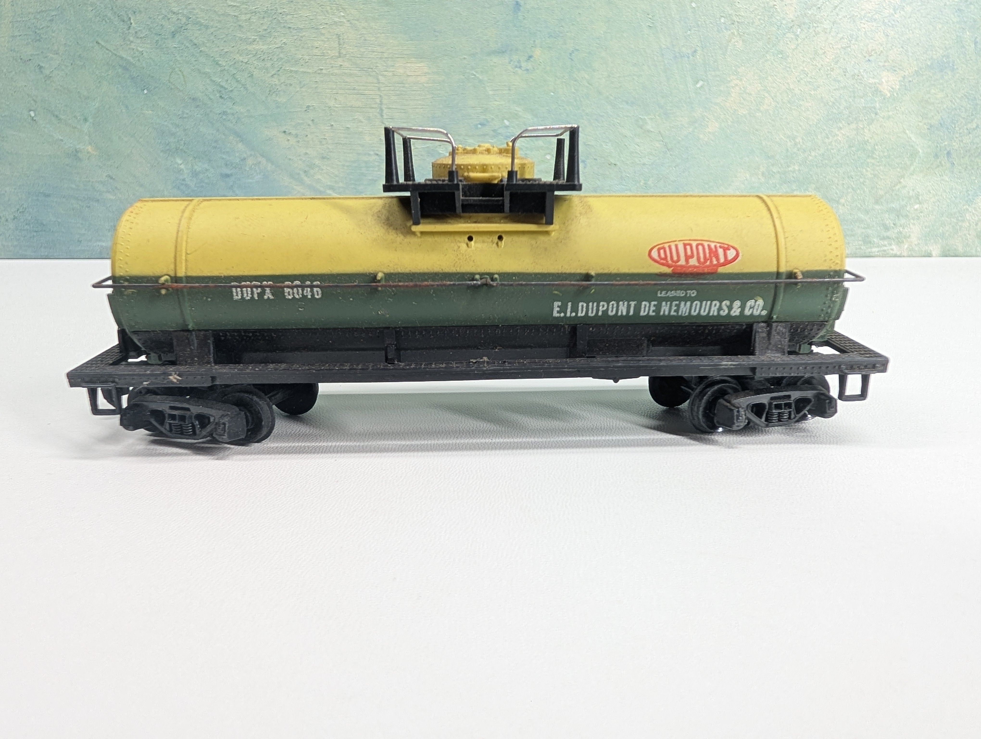 USED Tyco HO Scale Single Dome Chemical Tank Car Dupont DUPX #6046