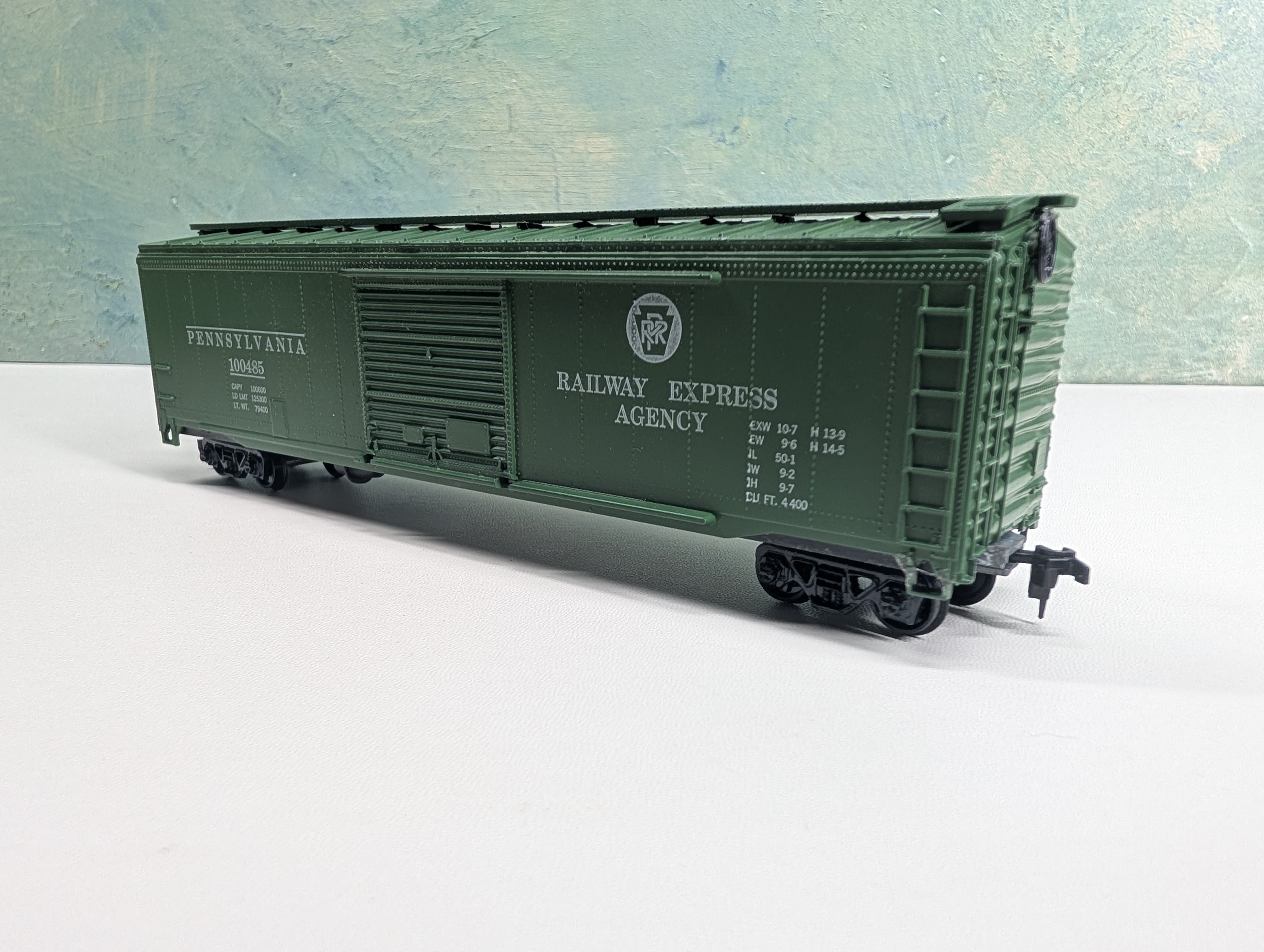 USED Roundhouse HO Scale 51' SD Box Car Pennsylvania REA #100485