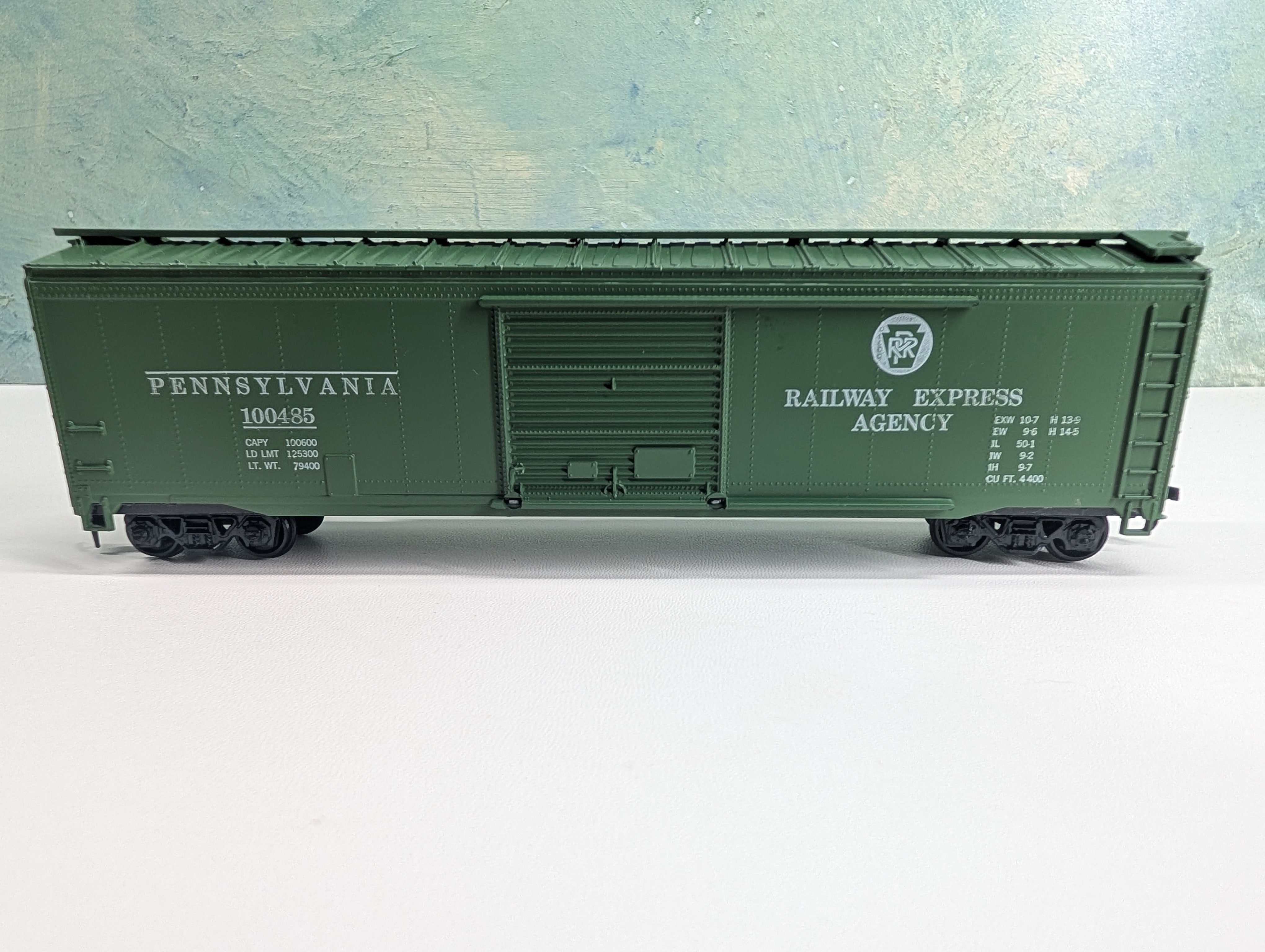 USED Roundhouse HO Scale 51' SD Box Car Pennsylvania REA #100485