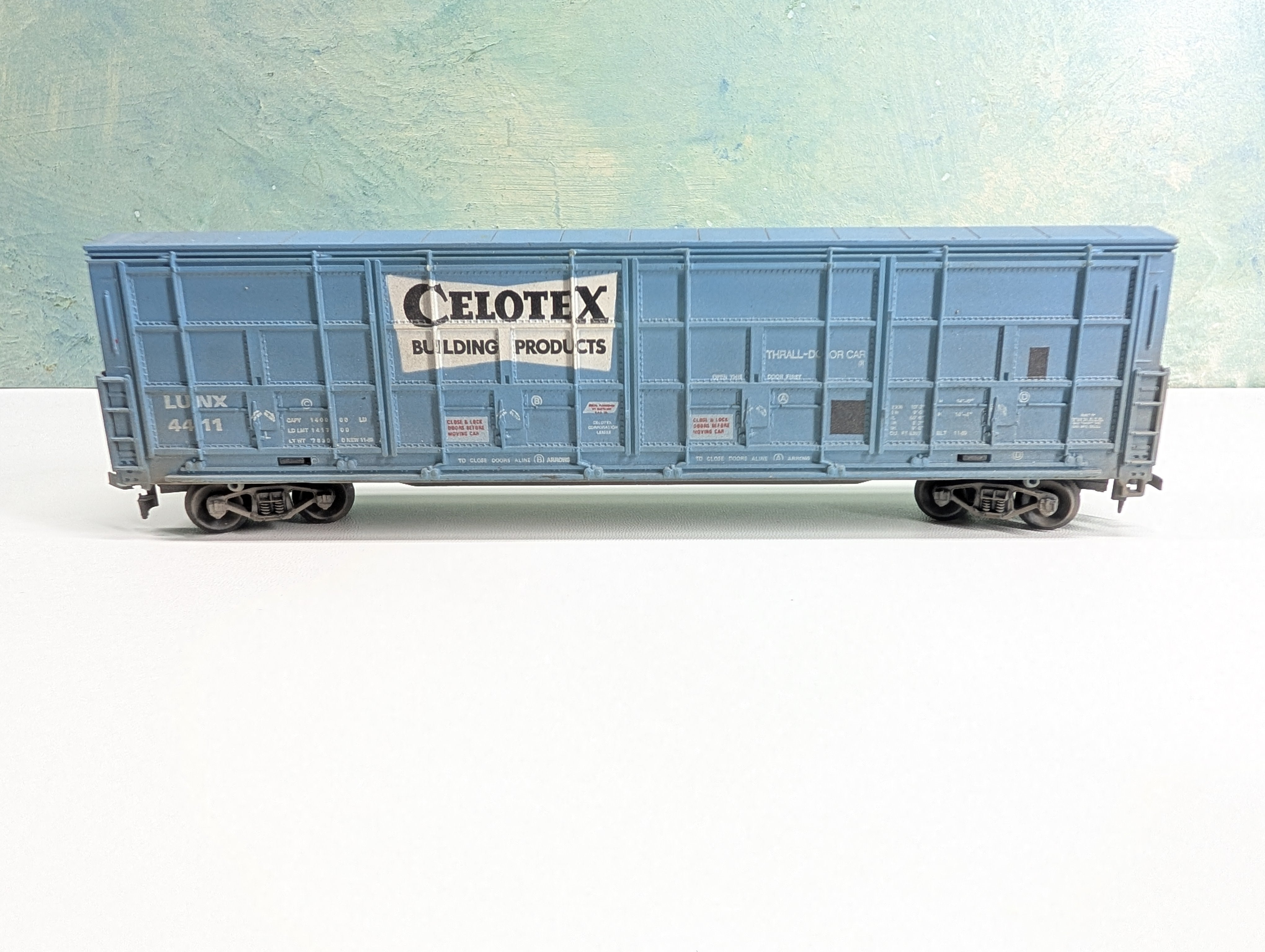 USED HO Scale Thrall Door Box Car Celotex LUNX #4411 Weathered