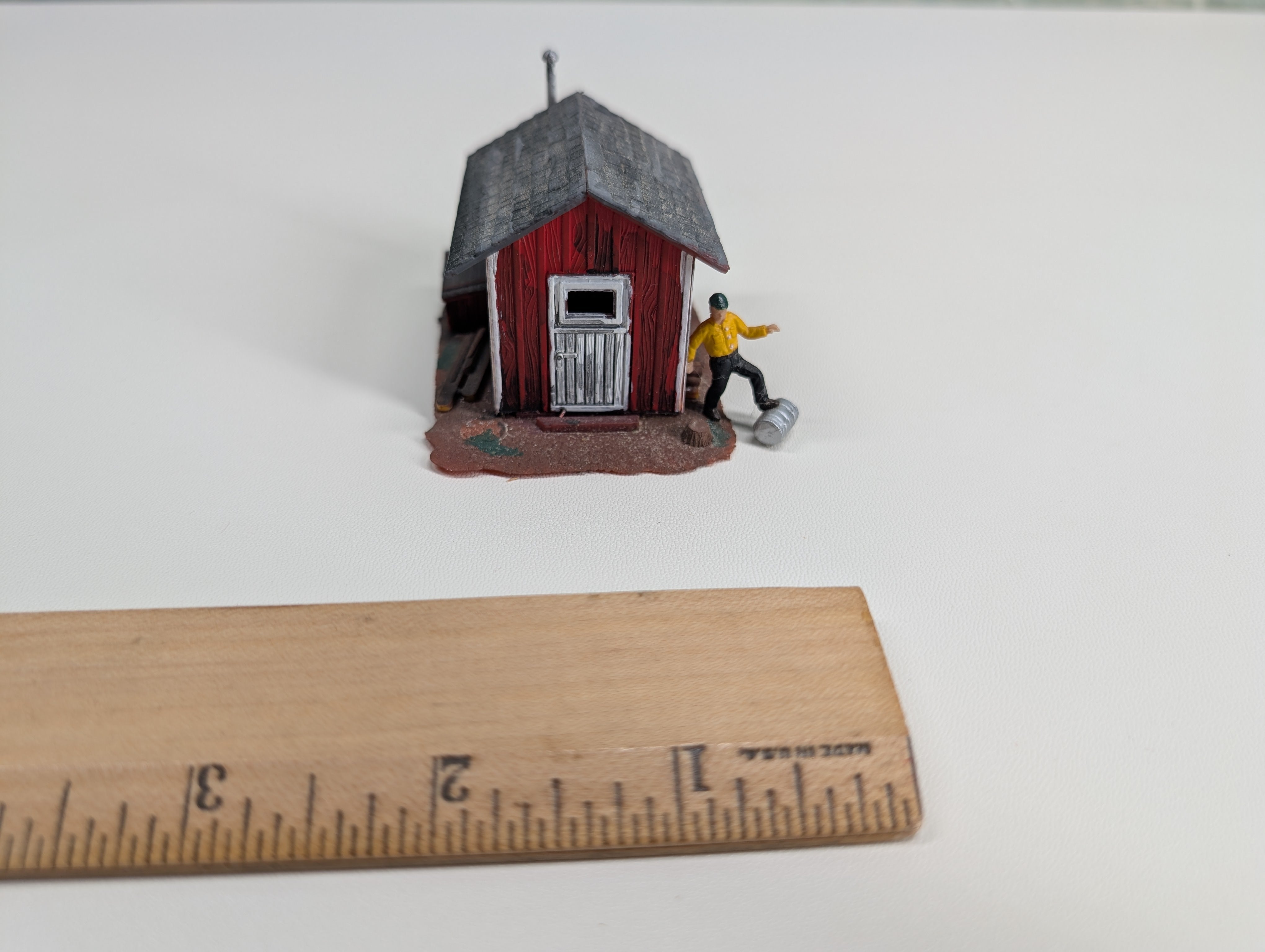 USED HO Scale Red Trackside Shed