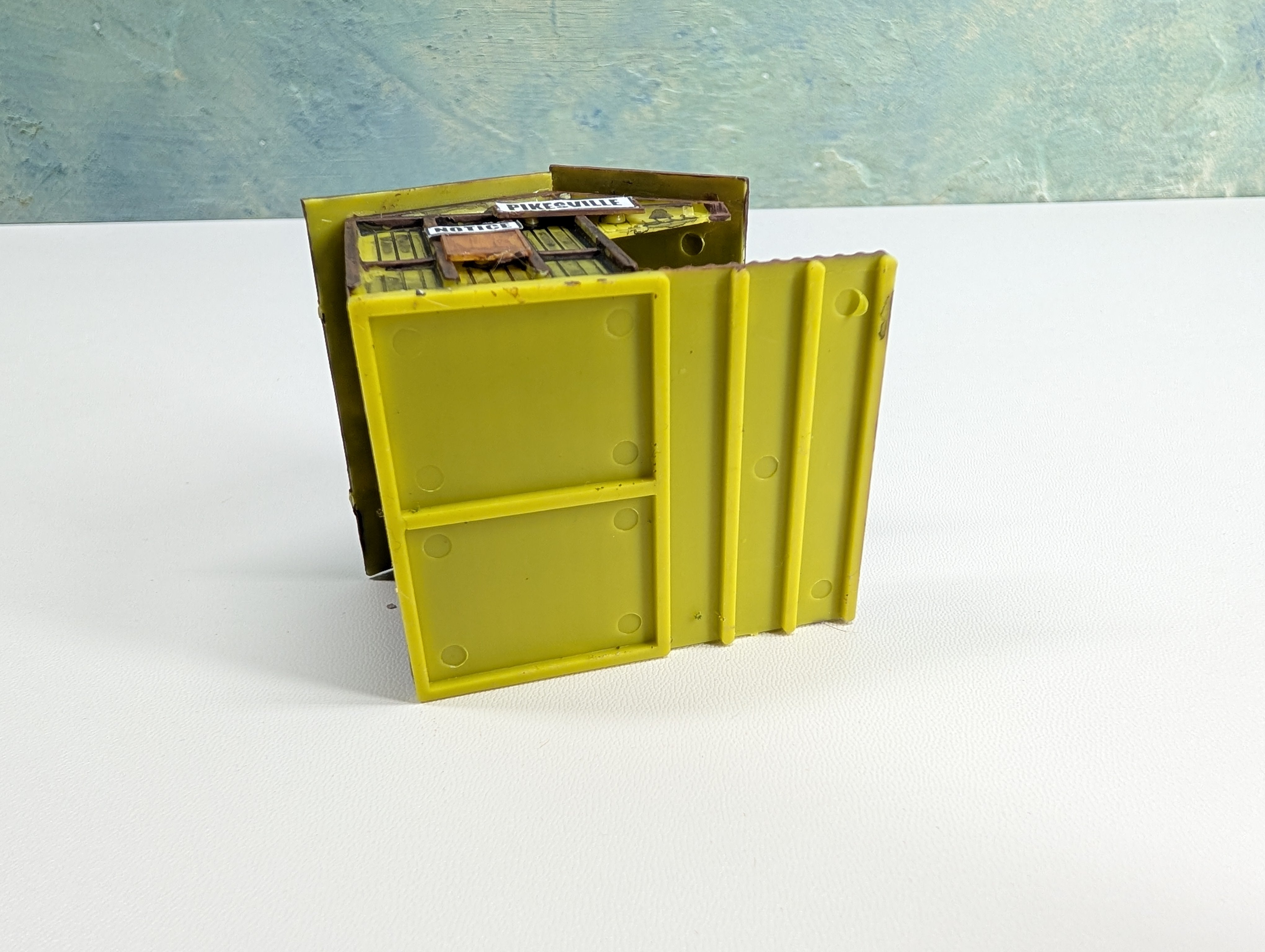 USED HO Scale Passenger Station Shelter