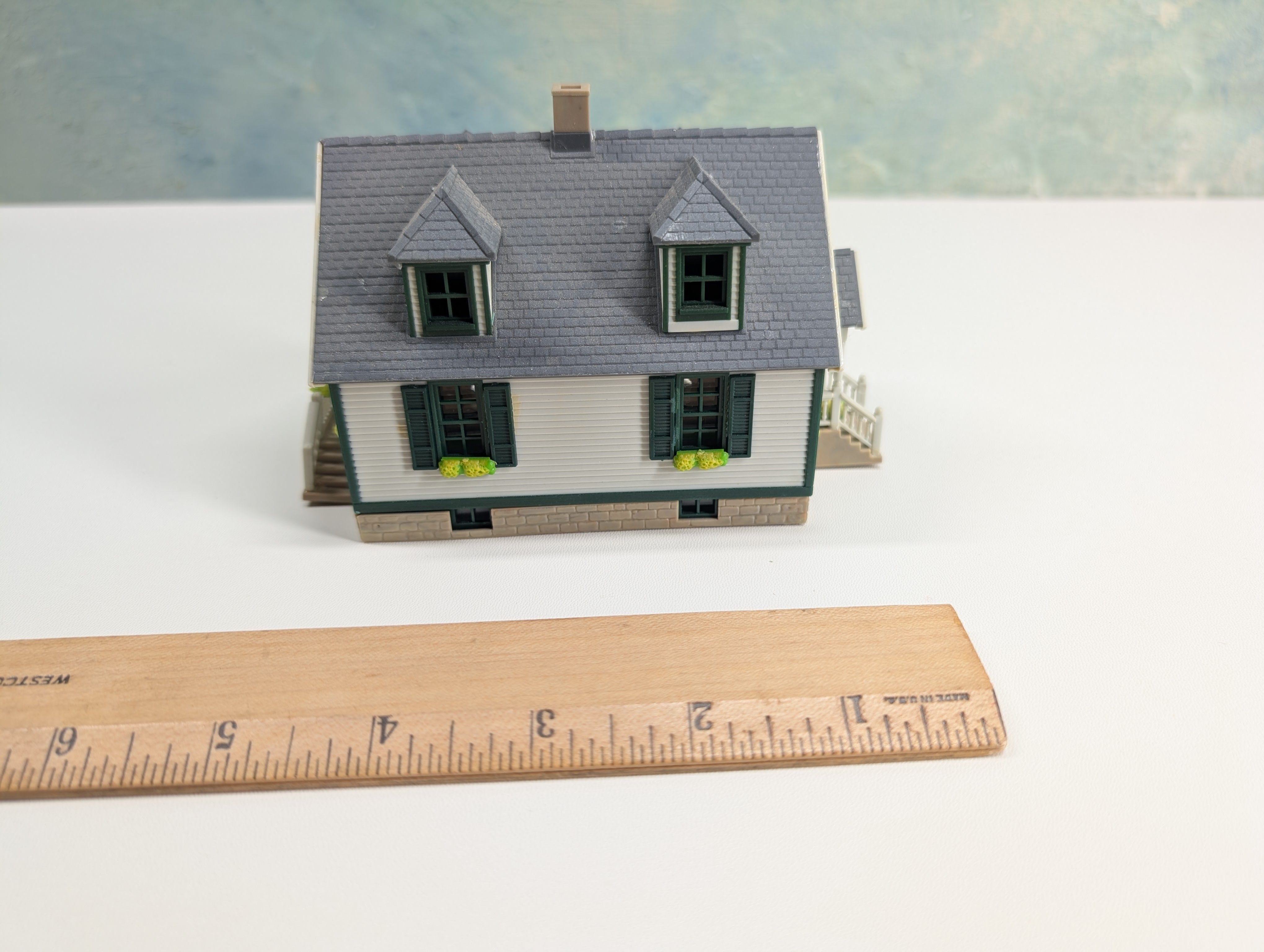 USED Kibri HO Scale Forest Cottage, White