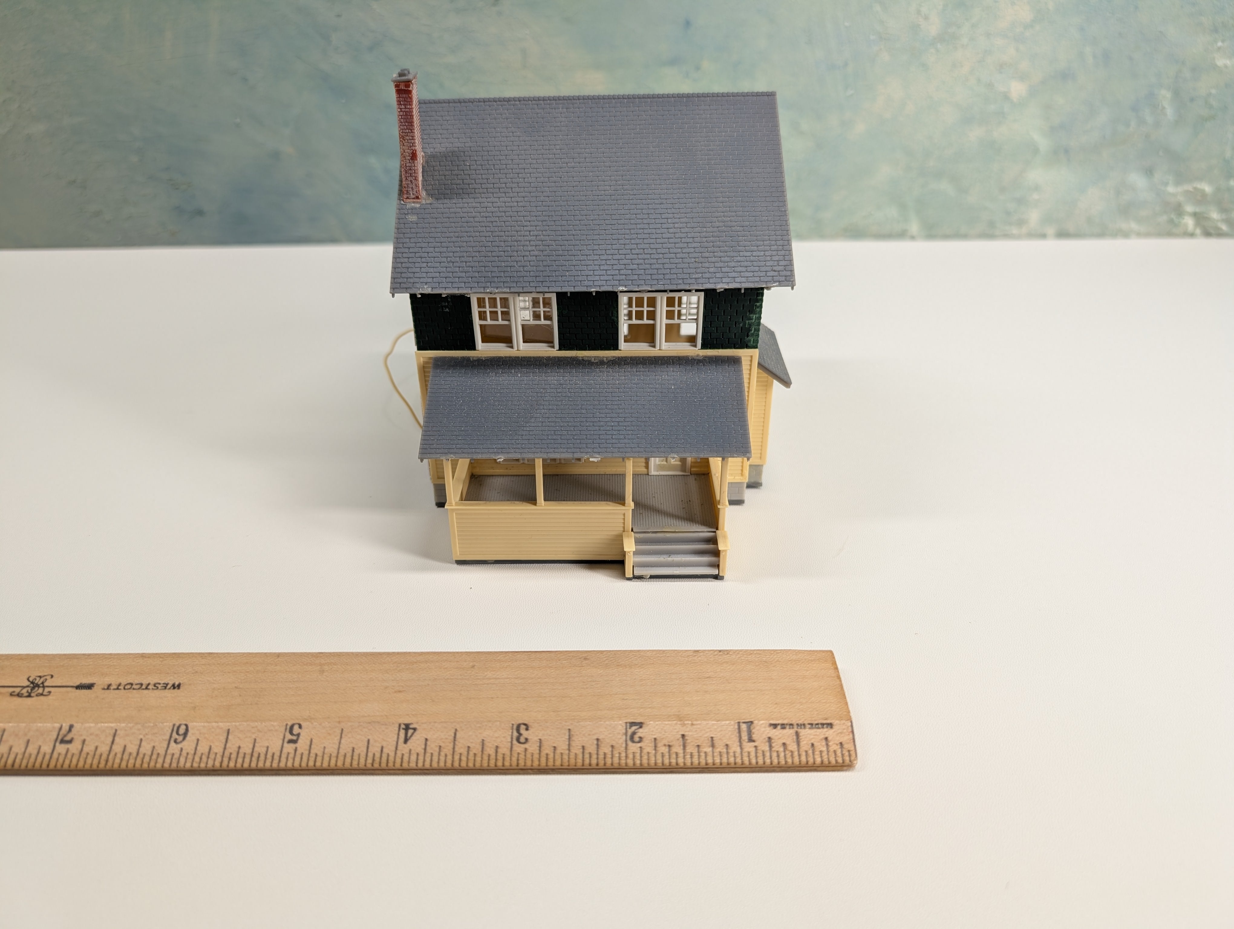 USED HO Scale Green and Yellow House