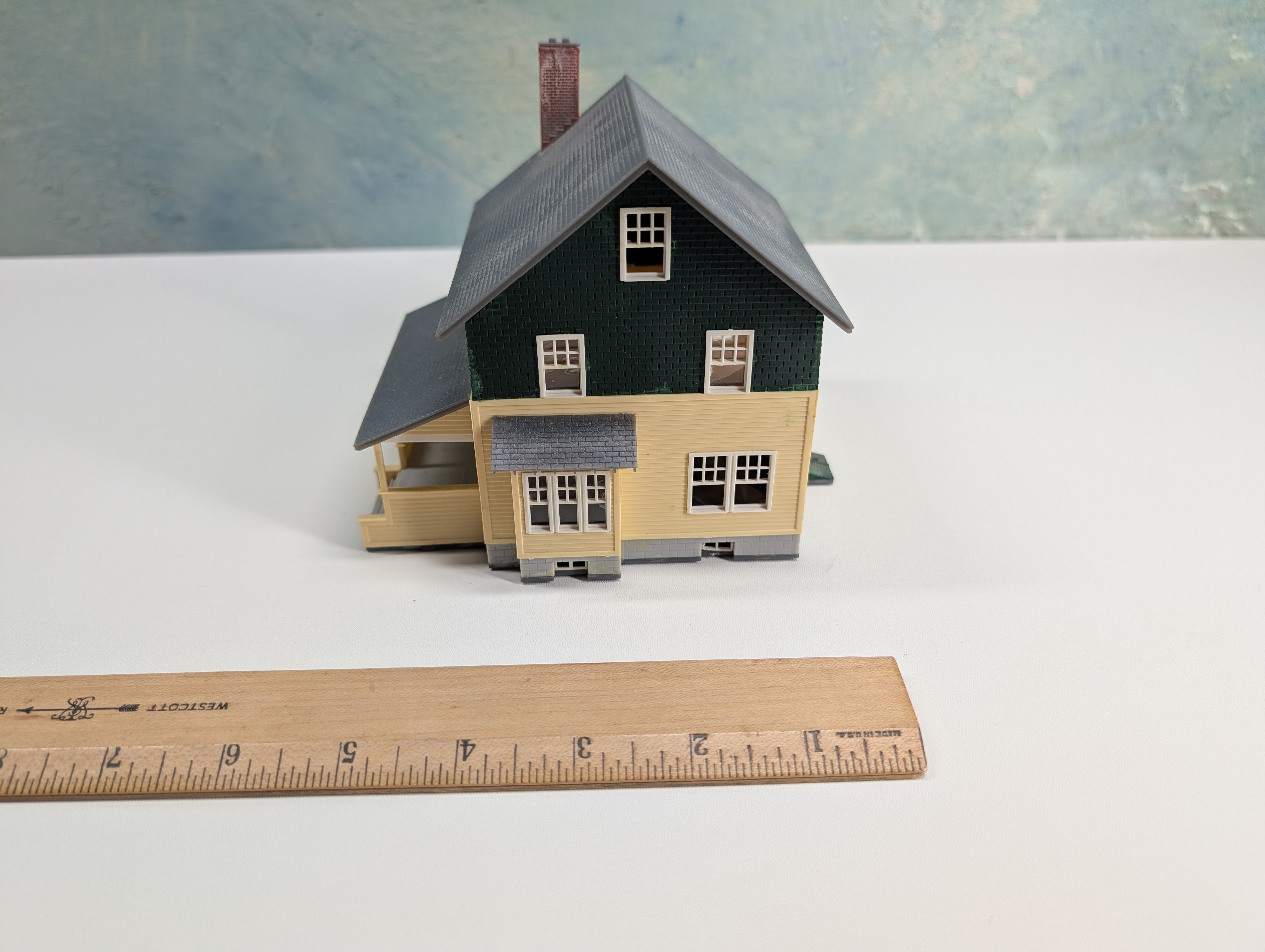 USED HO Scale Green and Yellow House