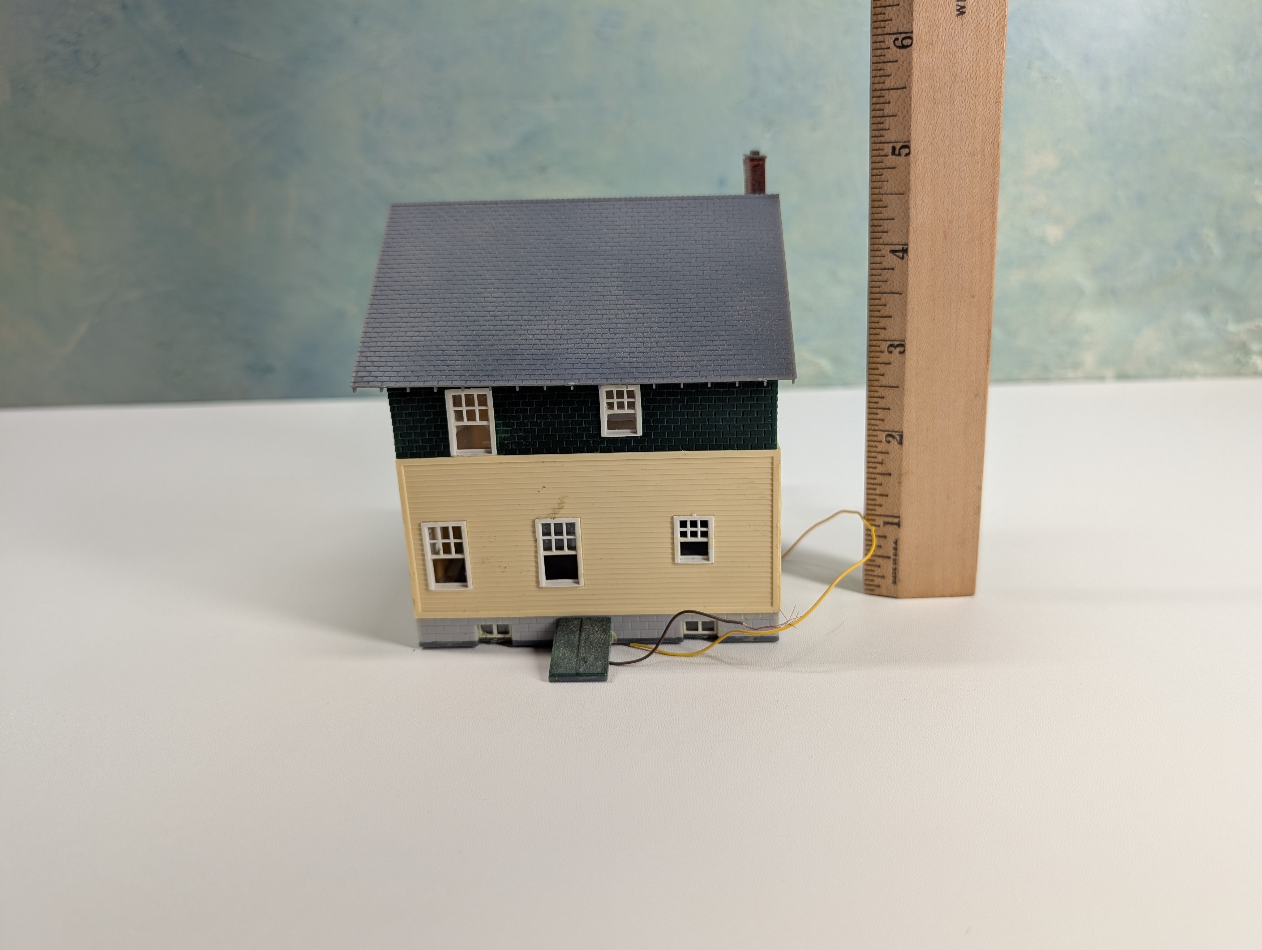 USED HO Scale Green and Yellow House