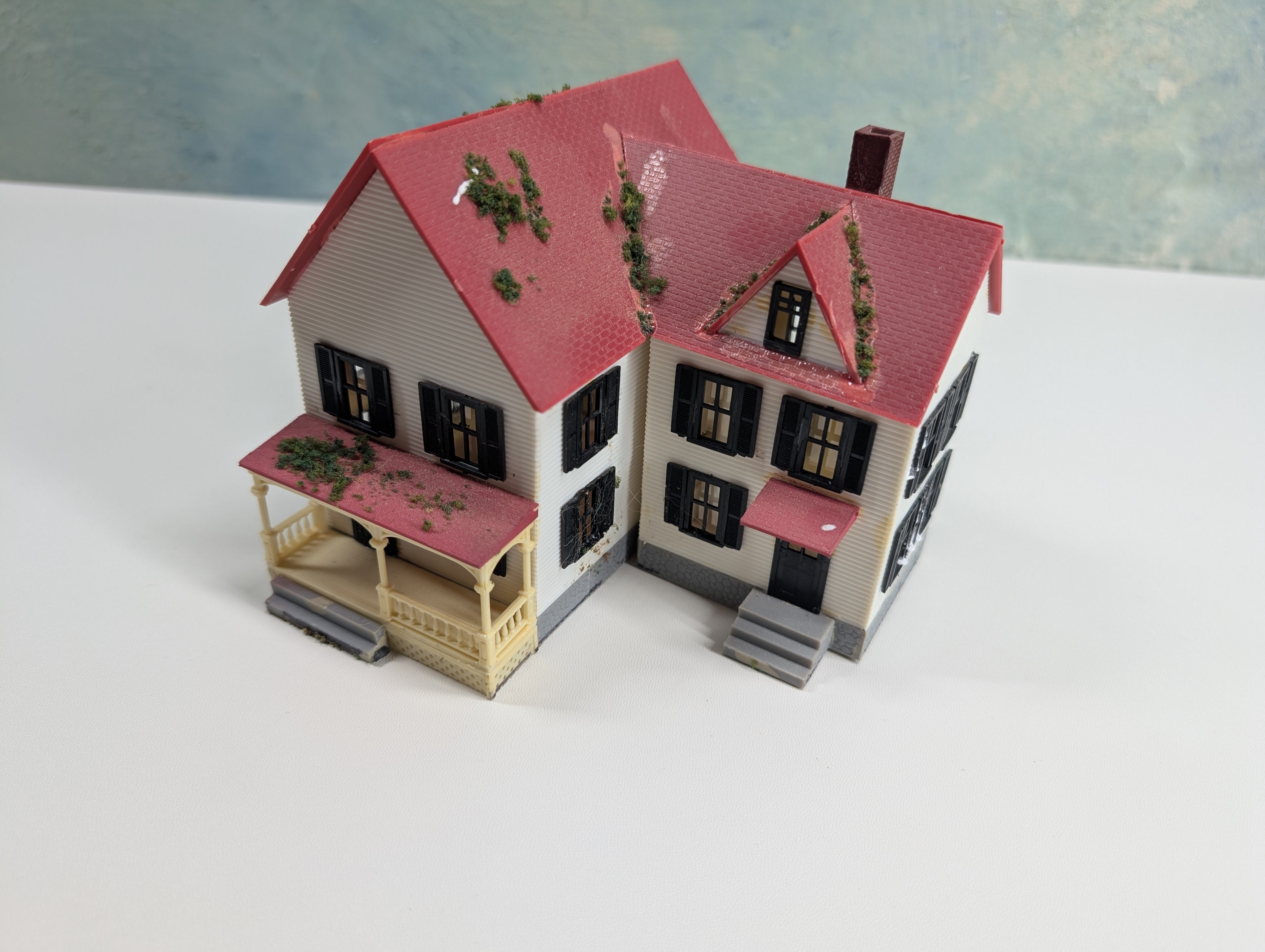 USED HO Scale White Farm House w/ Red Roof