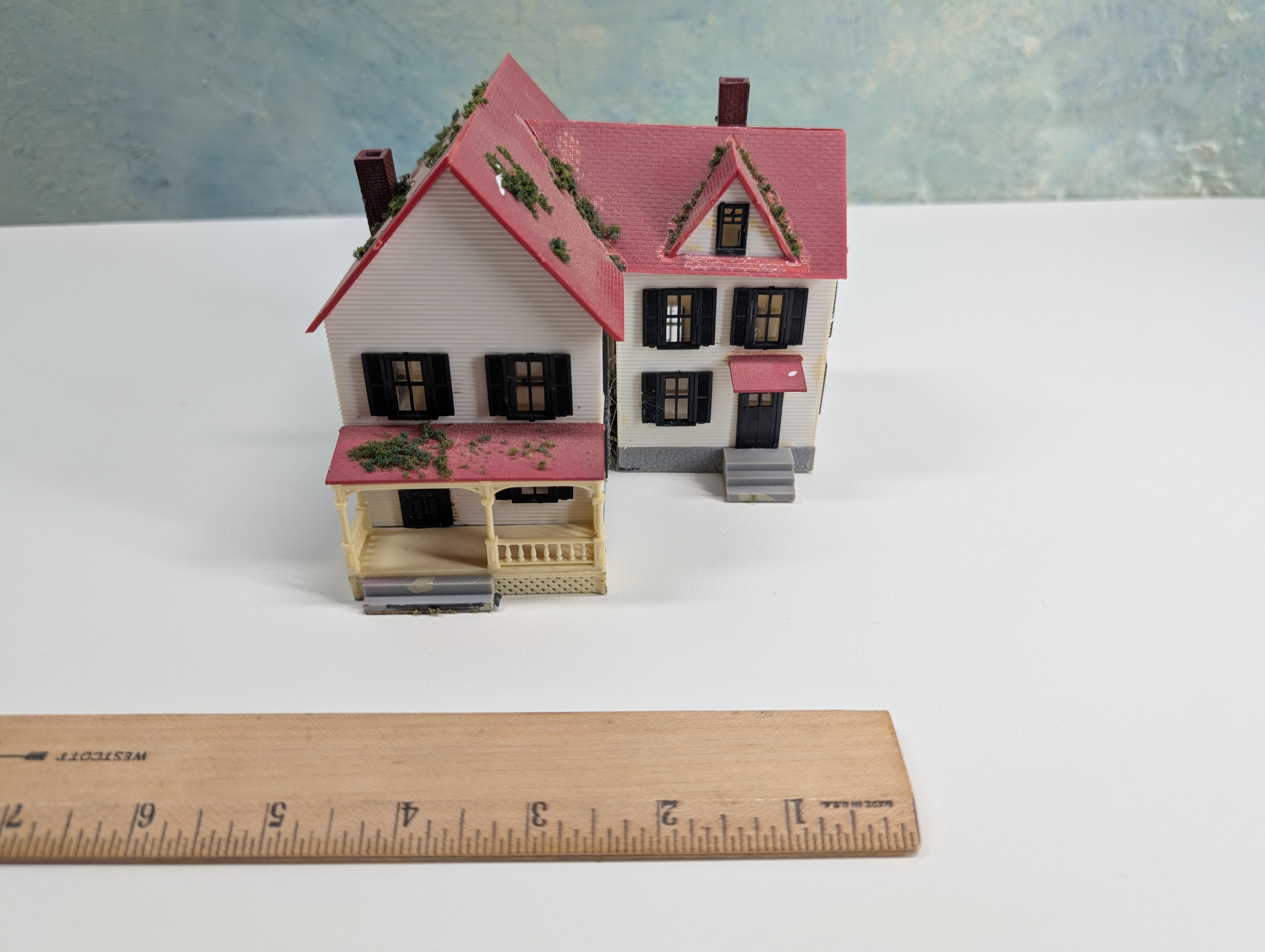 USED HO Scale White Farm House w/ Red Roof