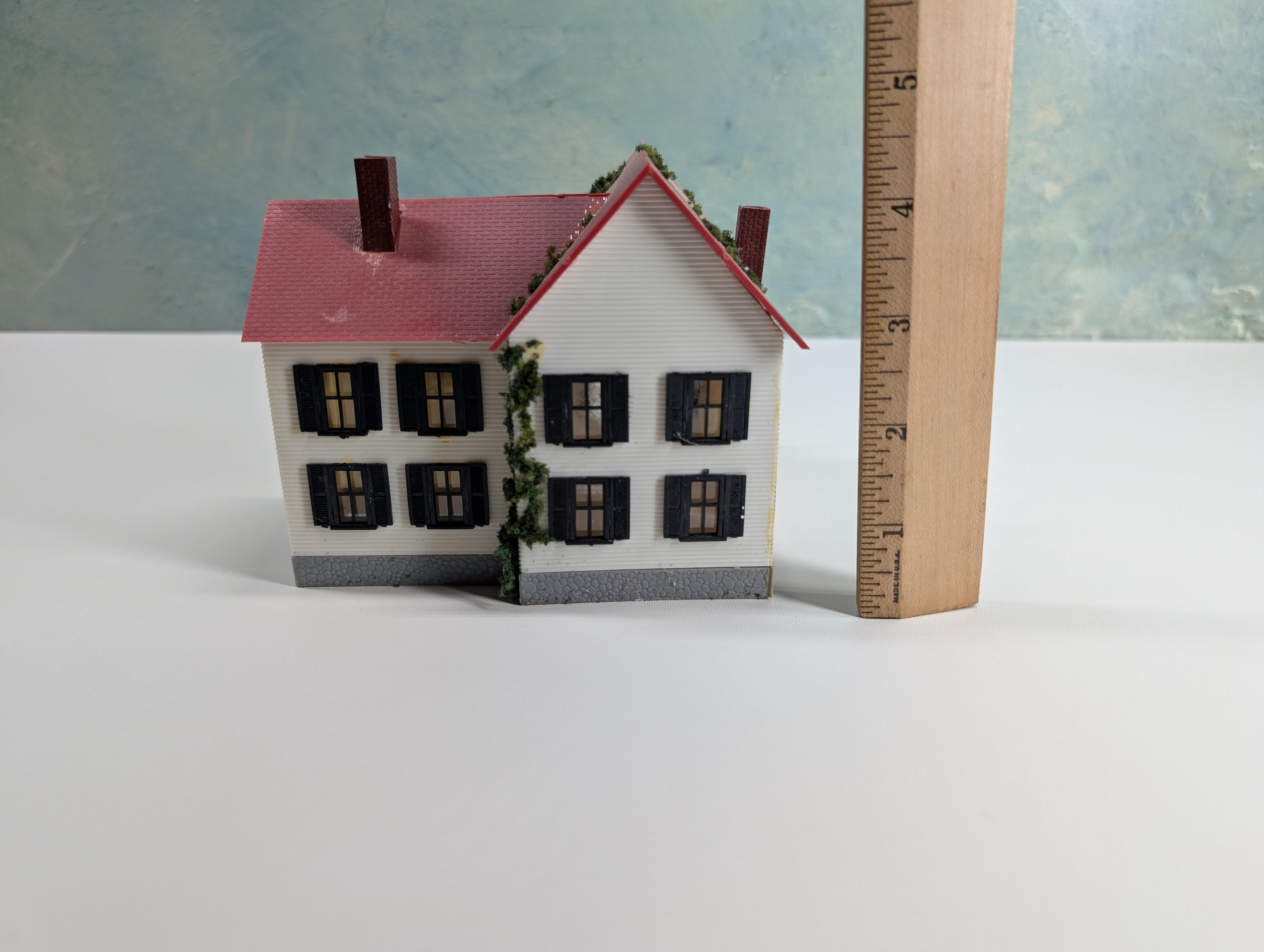 USED HO Scale White Farm House w/ Red Roof