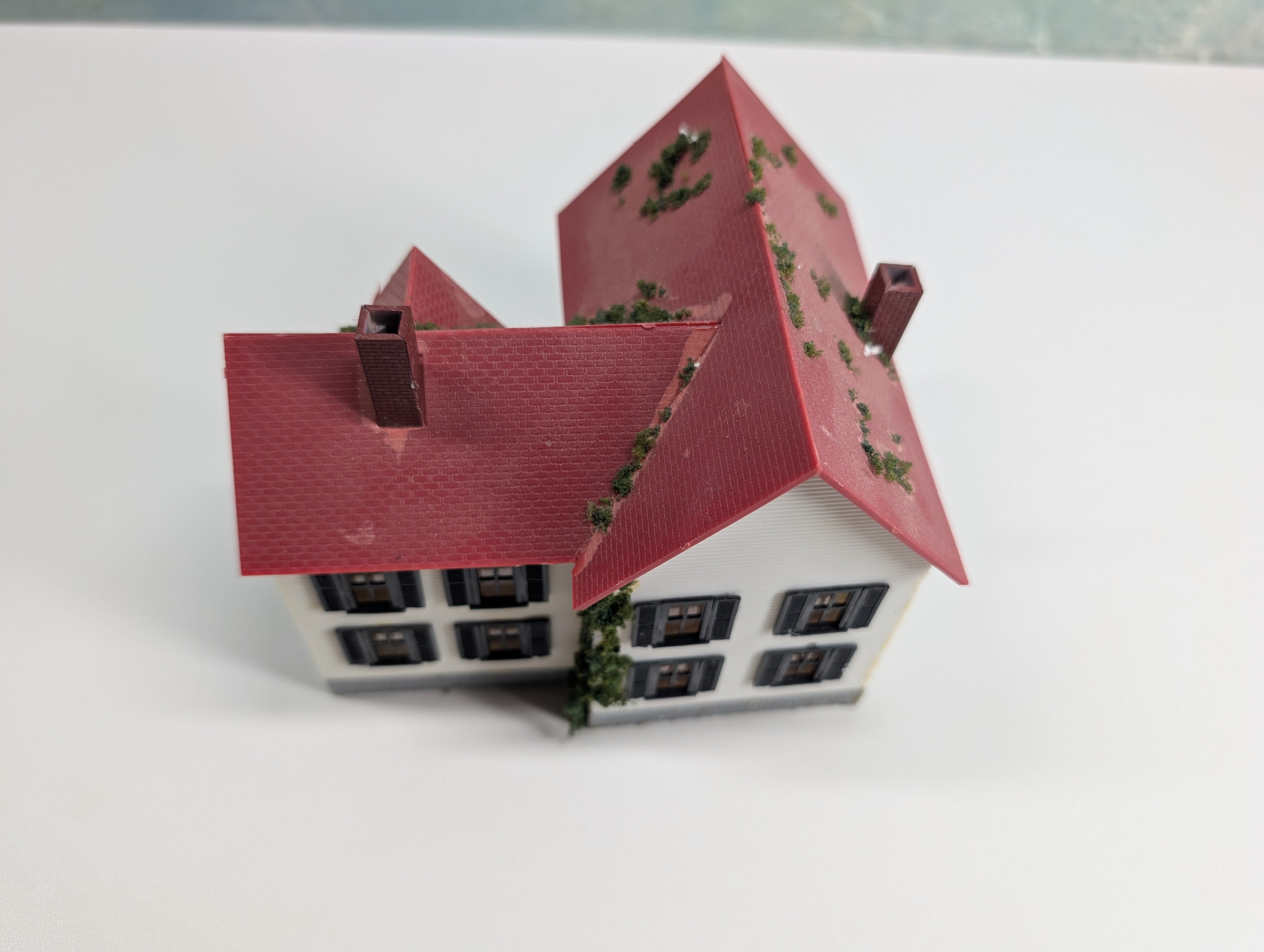 USED HO Scale White Farm House w/ Red Roof