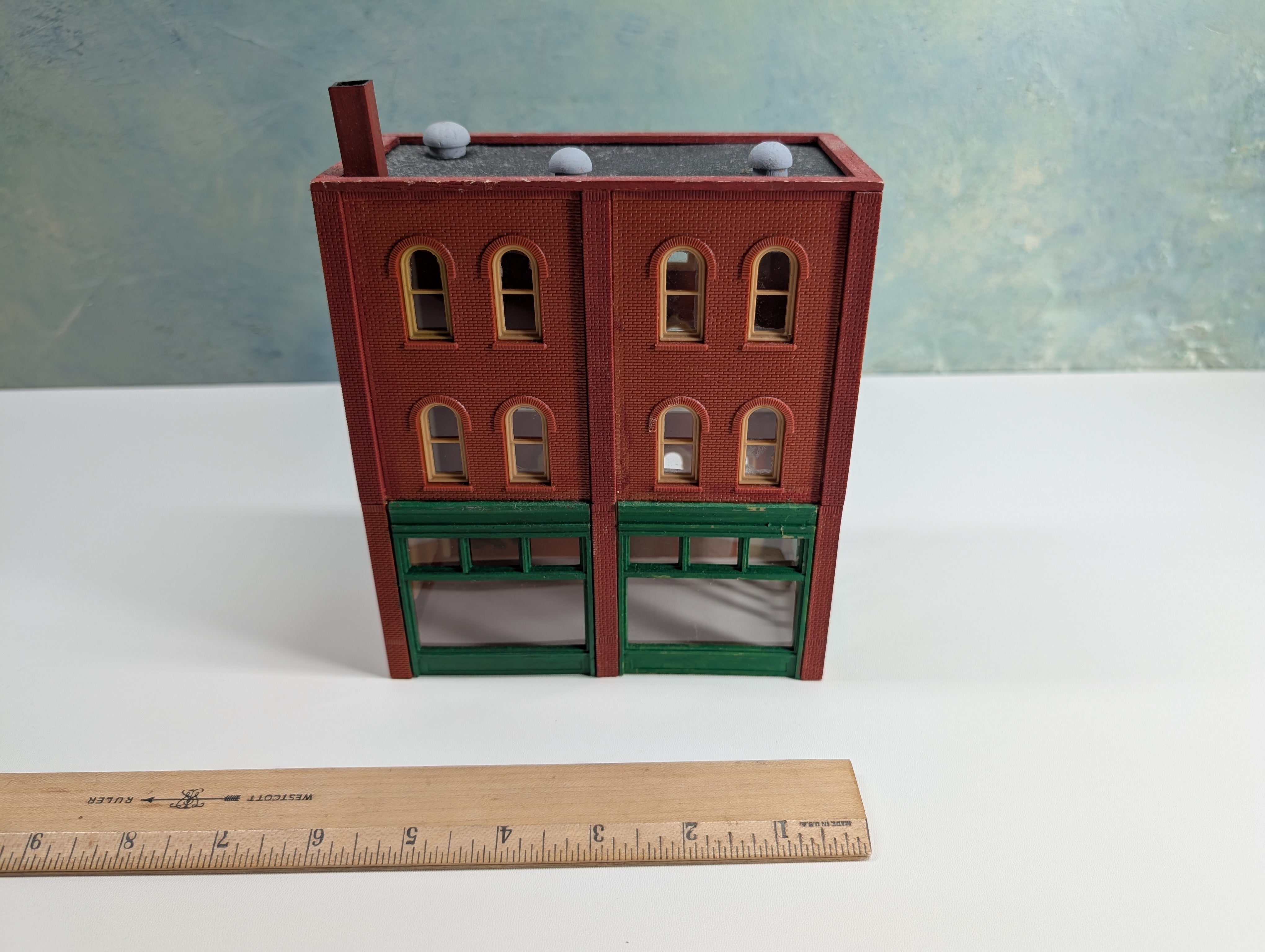USED HO Scale Brick Corner Storefront