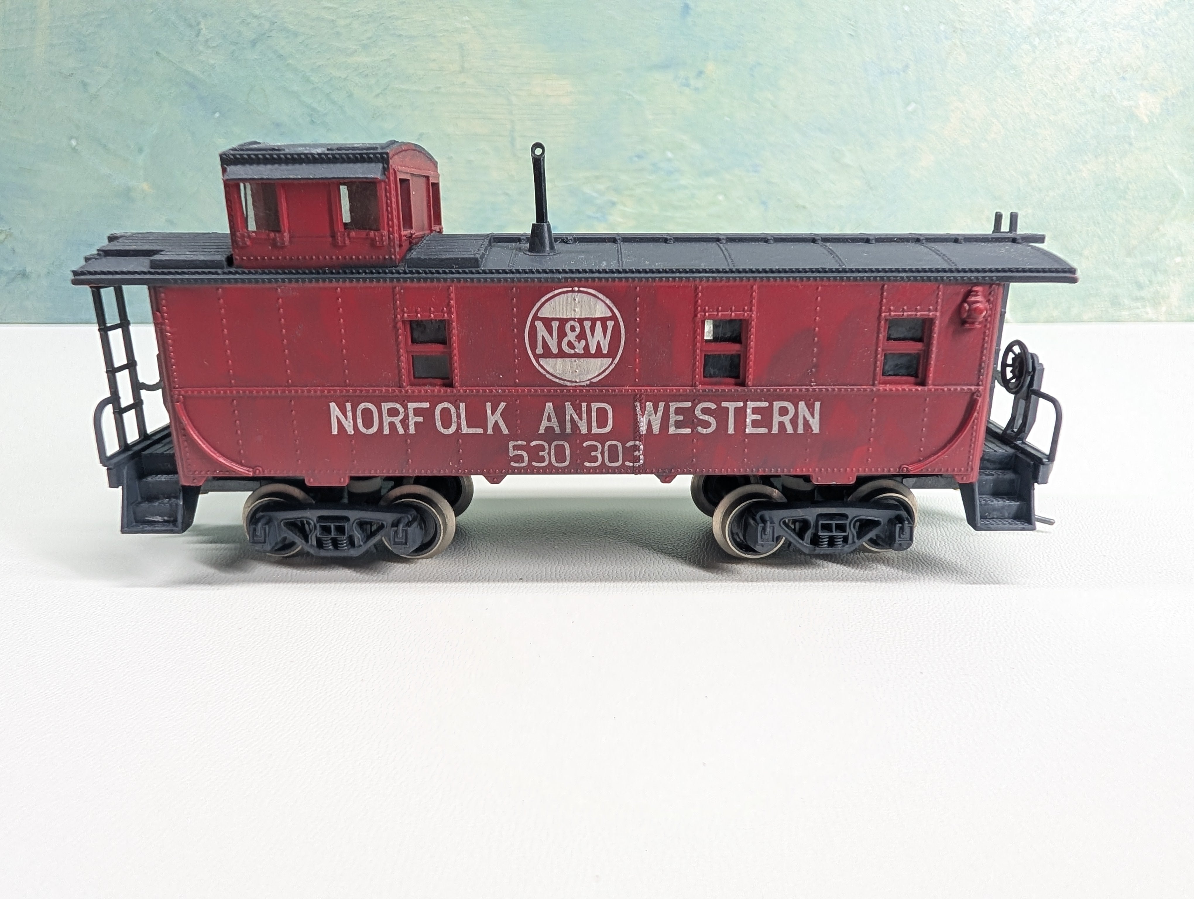 USED Rivarossi HO Scale Caboose Norfolk & Western N&W #530303 Metal Wheels