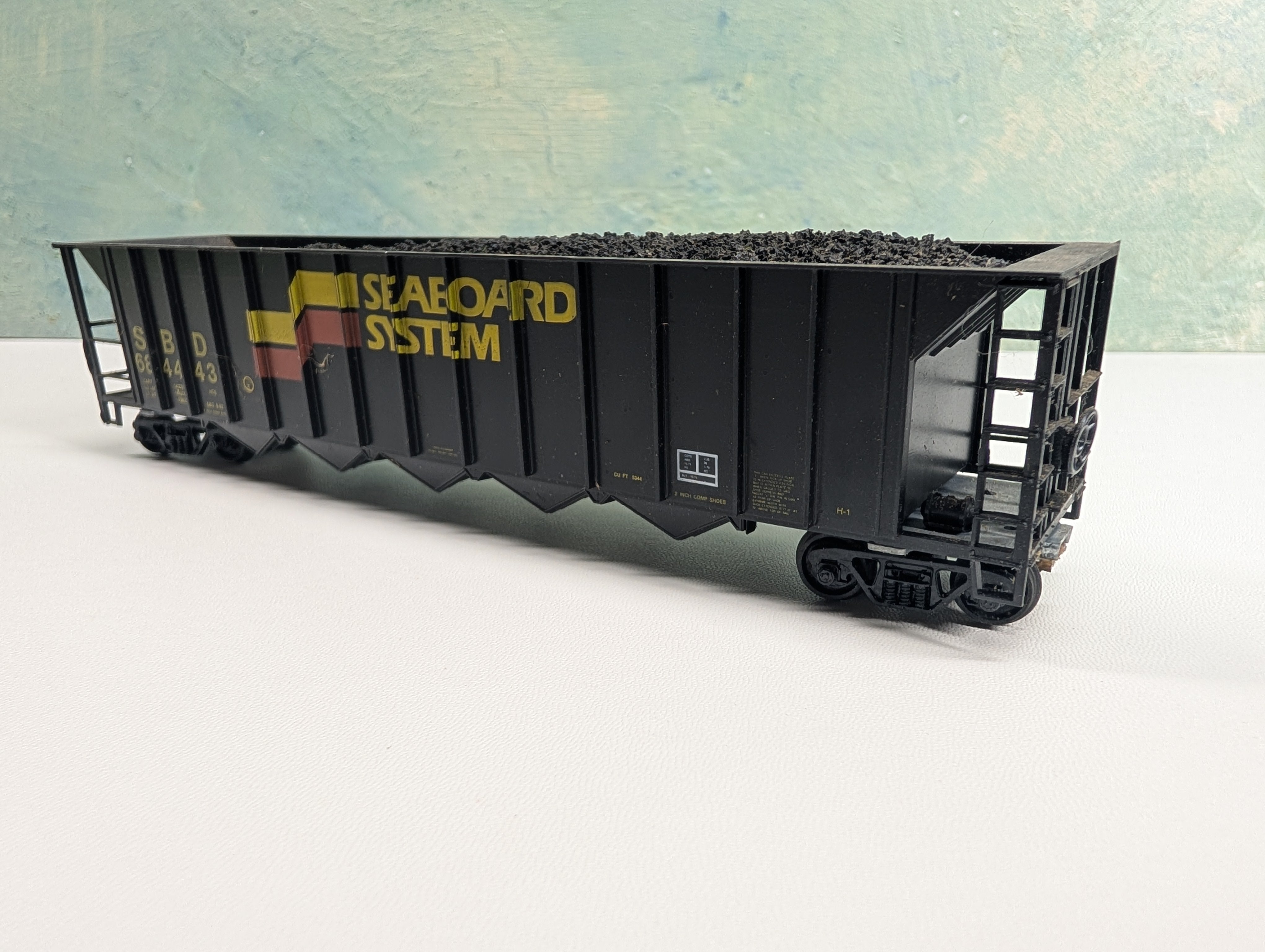 USED Roundhouse HO Scale 5 Bay Rapid Discharge Hopper w/ Coal Load Seaboard System SBD #684443
