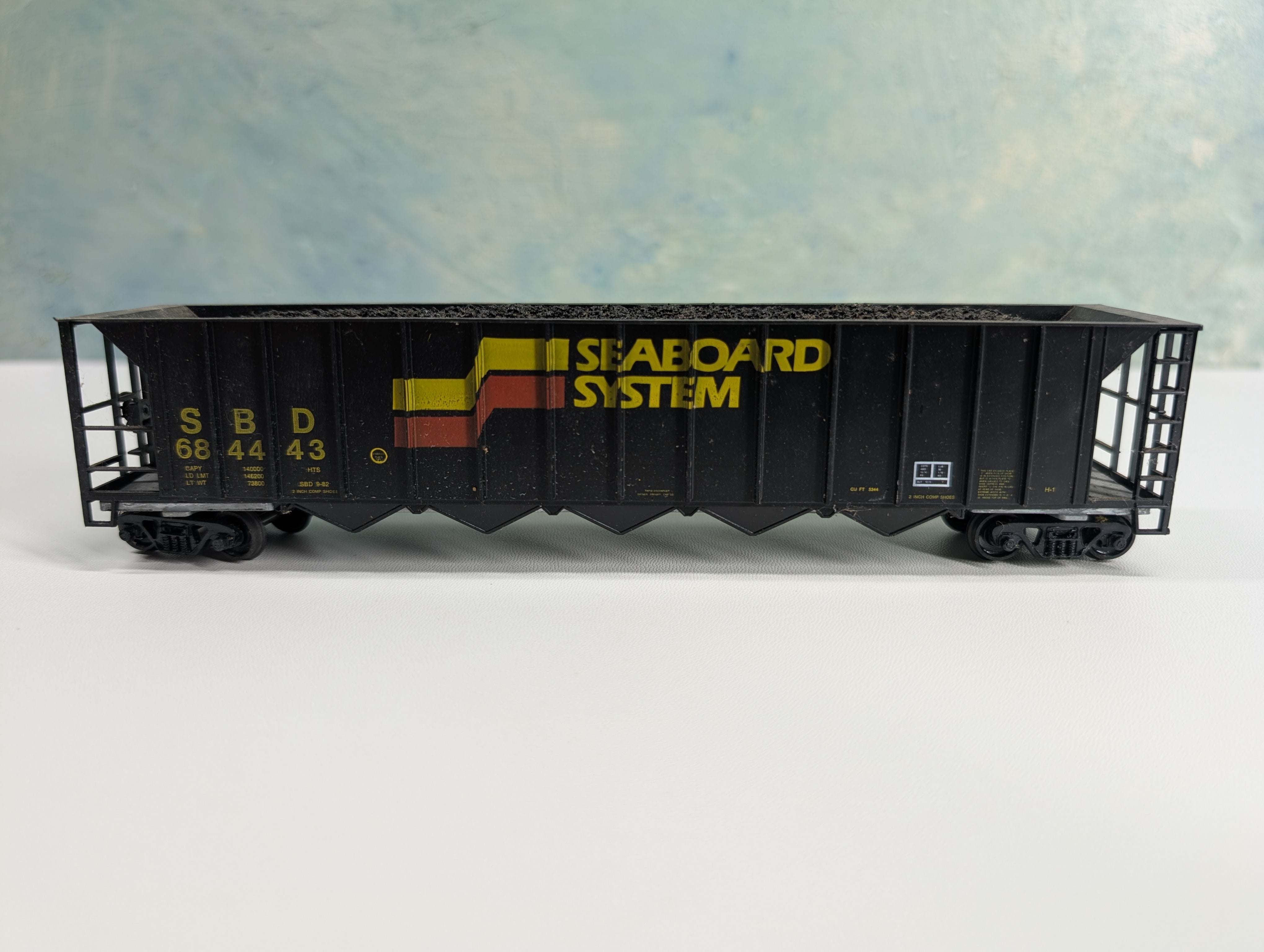 USED Roundhouse HO Scale 5 Bay Rapid Discharge Hopper w/ Coal Load Seaboard System SBD #684443