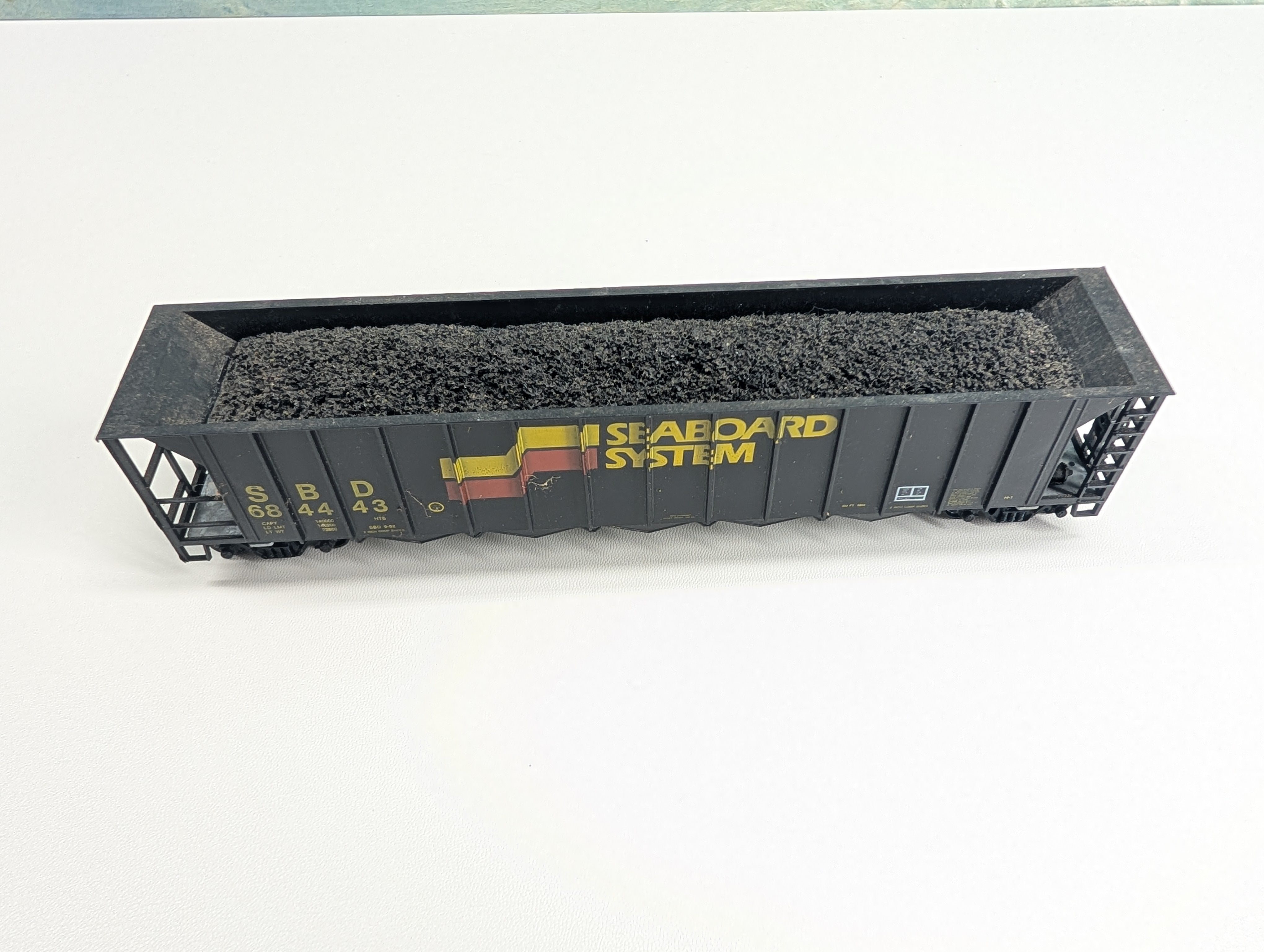 USED Roundhouse HO Scale 5 Bay Rapid Discharge Hopper w/ Coal Load Seaboard System SBD #684443