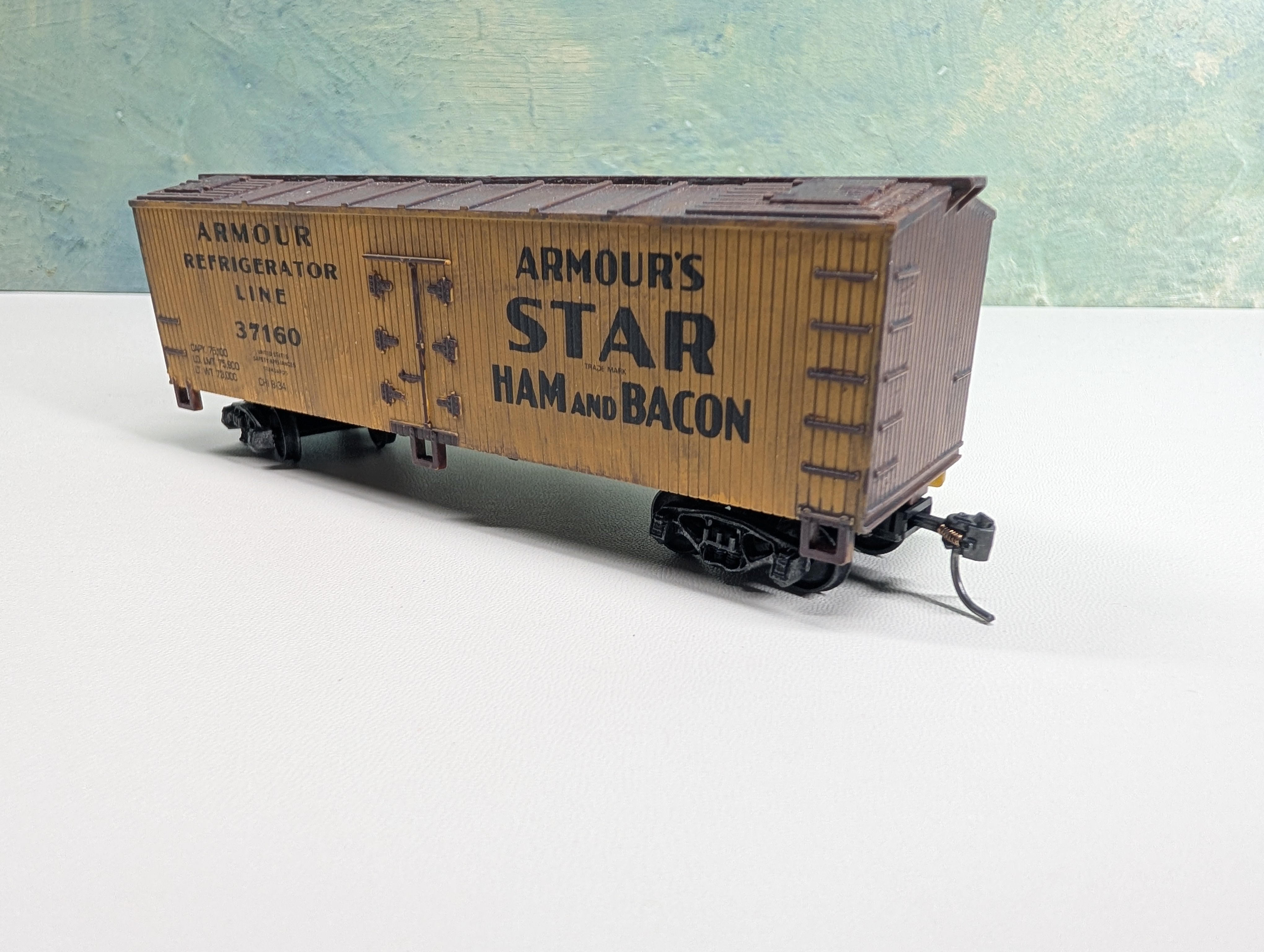 USED Life-Like HO Scale 38' Wooden Reefer Box Car Armour Refrigerator Line #37160 Weathered, Upgraded Trucks & Metal Wheels