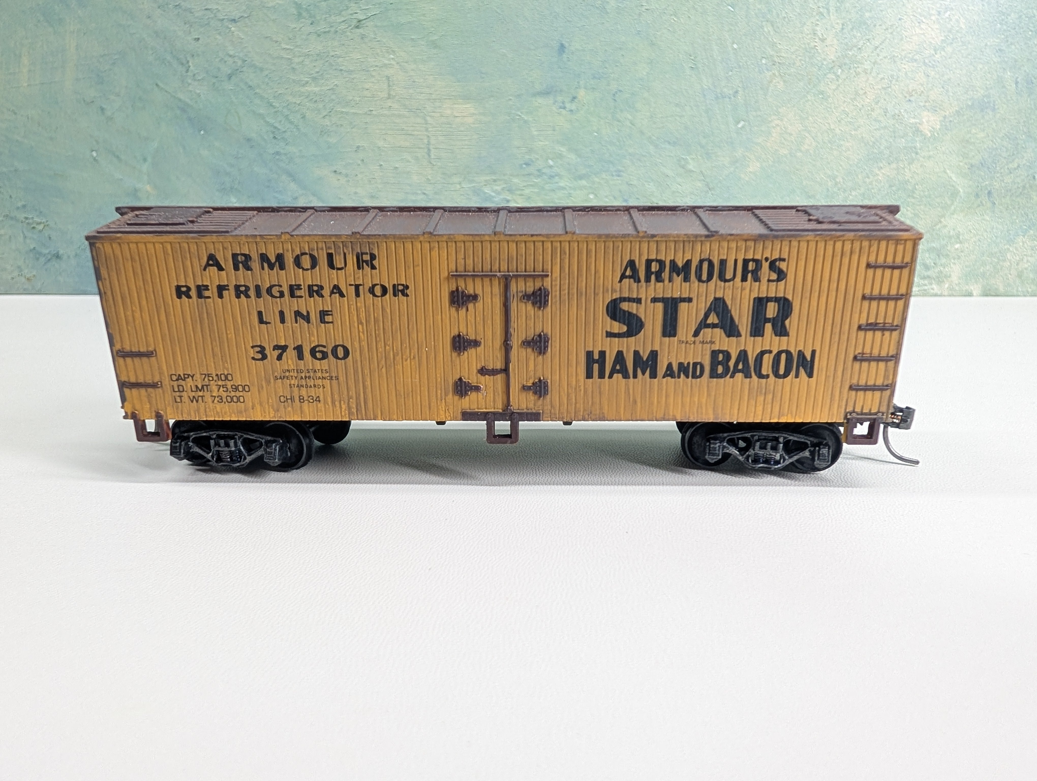 USED Life-Like HO Scale 38' Wooden Reefer Box Car Armour Refrigerator Line #37160 Weathered, Upgraded Trucks & Metal Wheels